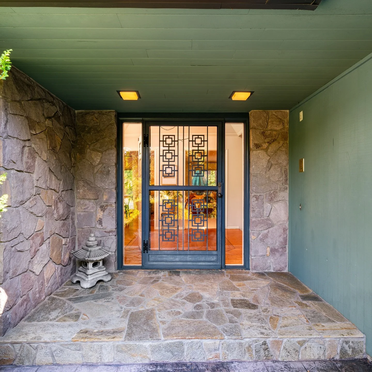 She is timeless&hellip; ✨ This MCM has me crushing so hard I can&rsquo;t even handle it. 

▪️Staging is my love language🥹. I&rsquo;ll never stop growing in this self-taught craft and this project had me from hello😍. I saw an orange couch and gold d