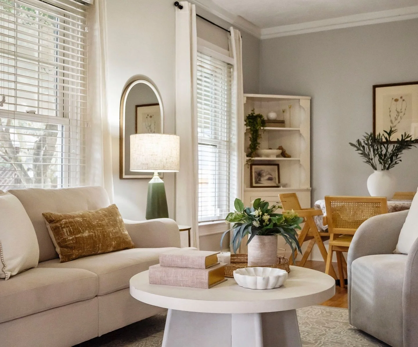 St John&rsquo;s bridge is such an icon, and crossing it everyday to be welcomed home by this sweet little slice of heaven sounds like a dream come true! ✨✨✨ Tours are stacking up and so are the saves on Zillow 🚨🚨🚨

The photos on this house feel li