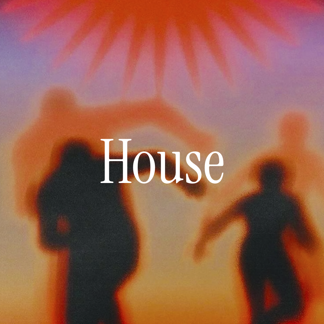 Silhouettes de deux personnes sous un parasol, avec un coucher de soleil en arrière-plan.