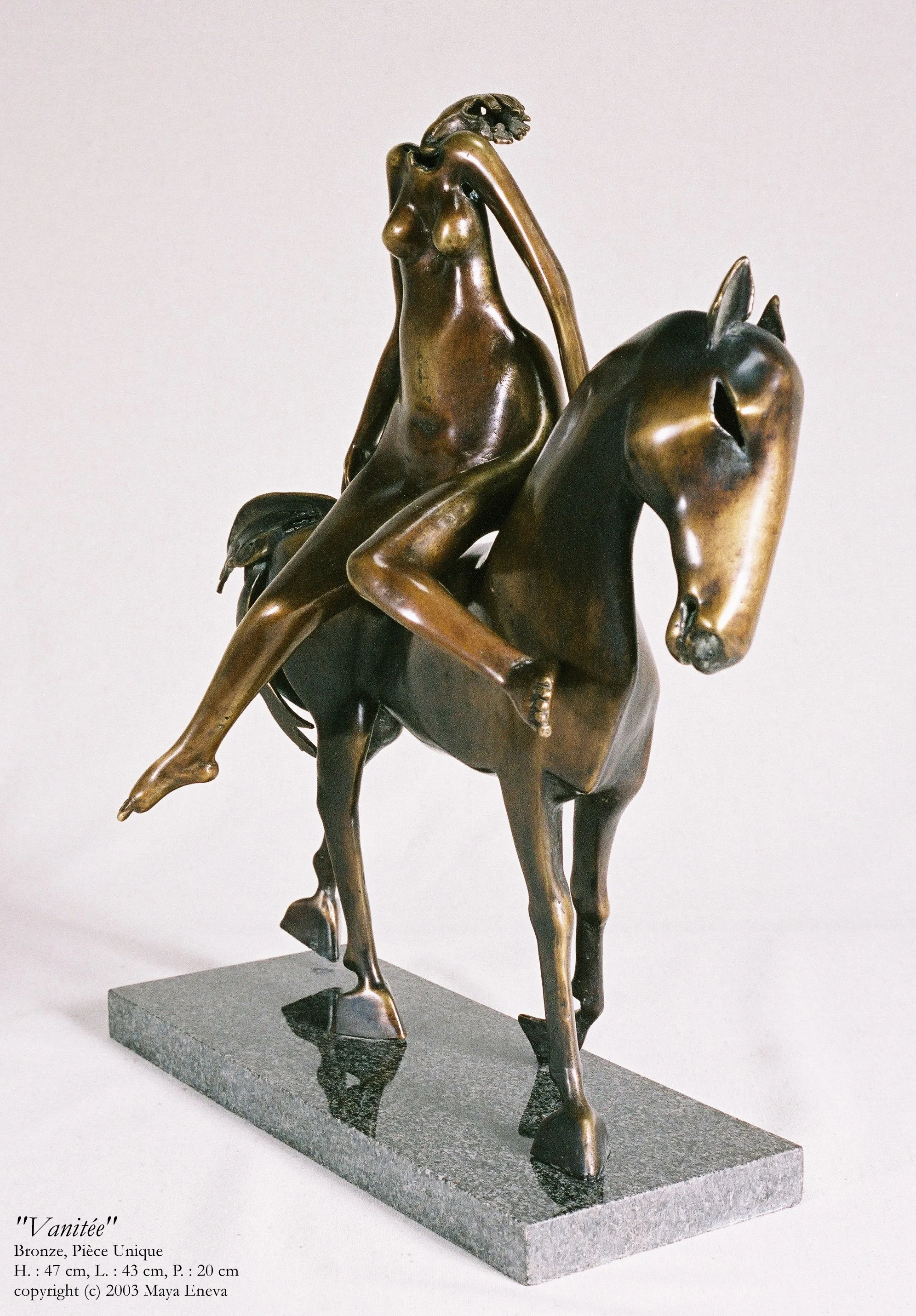 Sculpture en bronze représentant une figure féminine nue chevauchant un cheval, sur une base en pierre, intitulée 'Vanité'.
