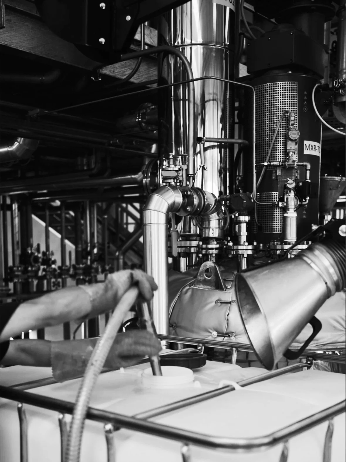 Where performance is engineered.

Inside the factory, next-generation machinery handles every phase of production with absolute accuracy:
temperature-controlled reactors, automated mixing lines and high-precision dosing systems that leave no room for