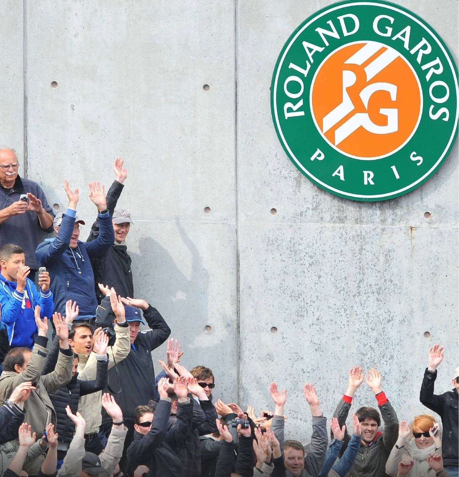 Fans celebrating a win at the Roland-Garros tennis tournament.