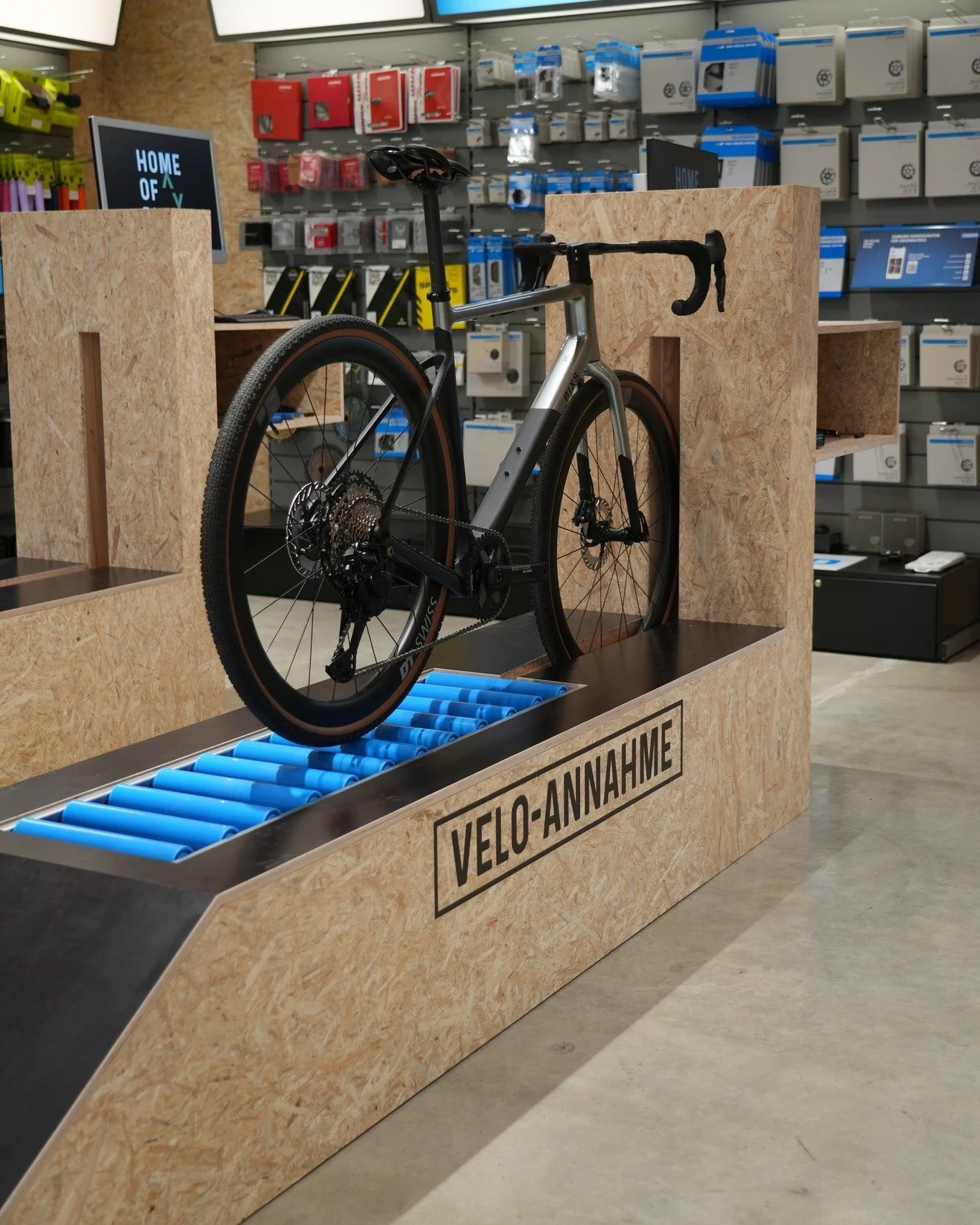 Unsere Veloannahme im Shop ⚙️

Eine Eigenkreation von uns: Bikes nicht mehr unn&ouml;tig anheben, sondern direkt f&uuml;r den ersten Check rauffahren. Einfach &amp; effiziert. 

#innovation #veloshop #bikecheck #werkstattalltag