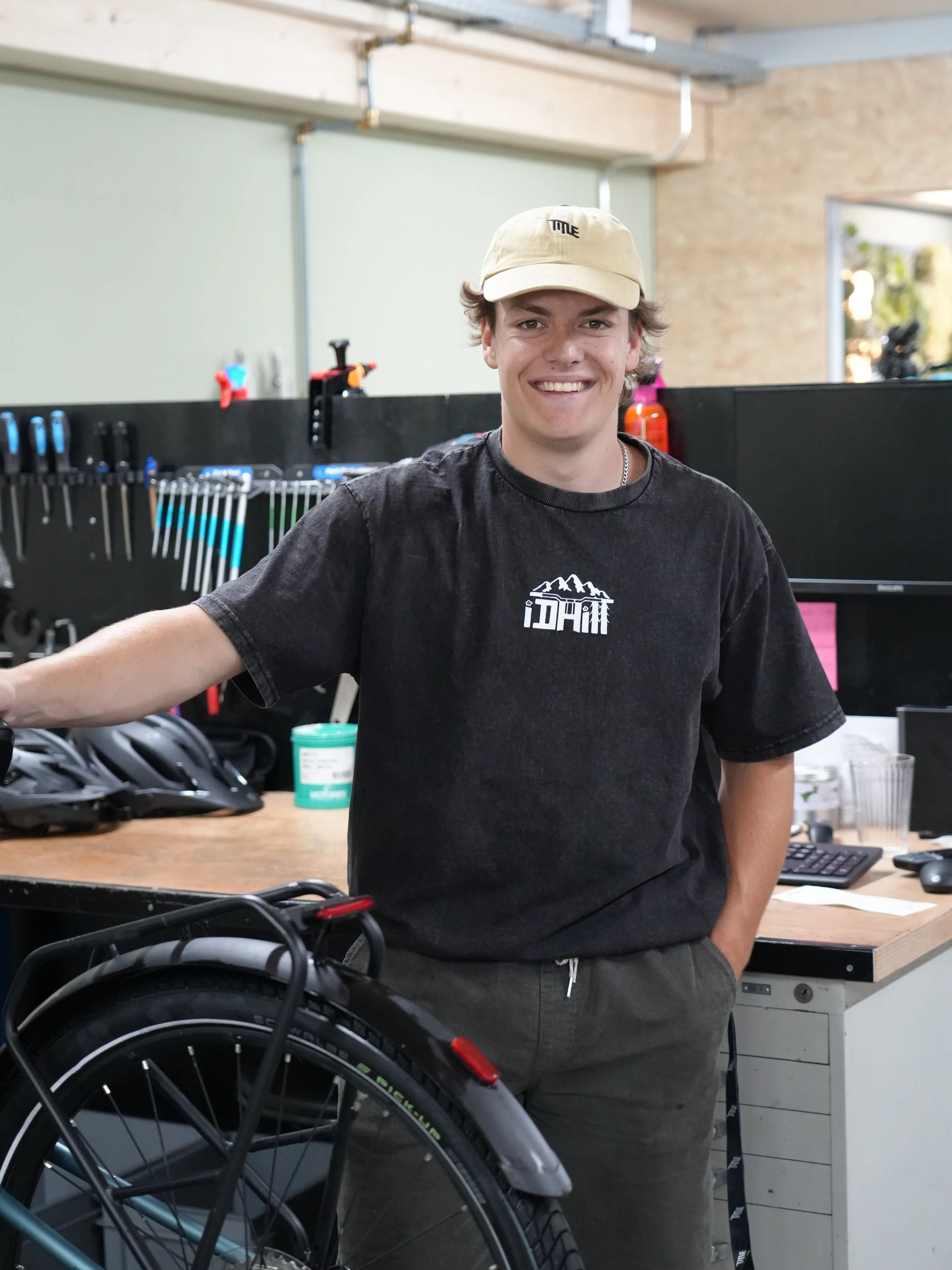 Meet the Team: Fabio Galvani 👋🏽

Seit dem 1. April sorgt Fabio bei uns daf&uuml;r, dass die Bikes der Kunden genauso zuverl&auml;ssig unterwegs sind wie er selbst - zumindest solange es nicht bergab &uuml;ber riesige Spr&uuml;nge geht.
Denn genau d