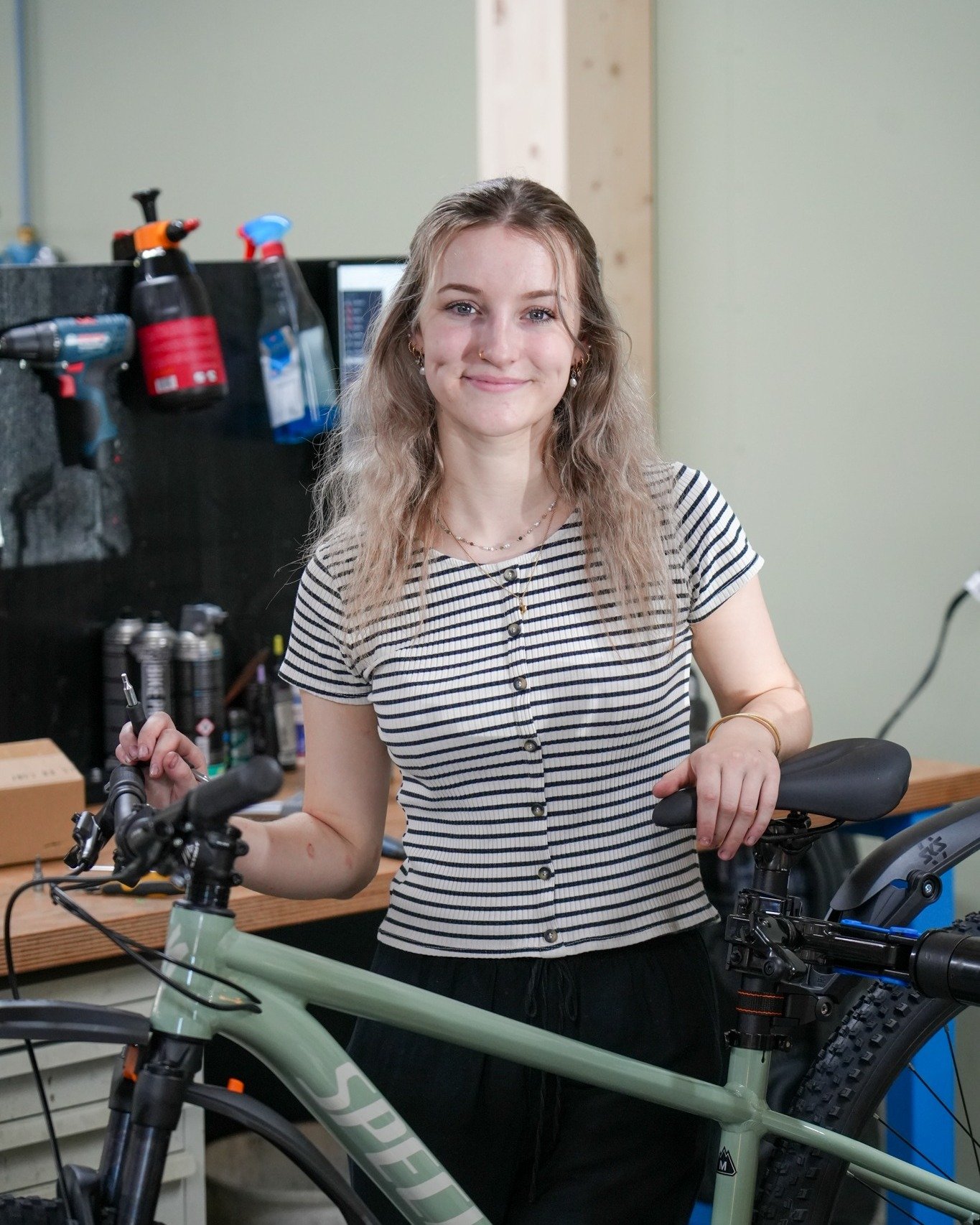 Meet the Team: Elian Vogler 👋🏽

Seit ihrem Lehrstart und mittlerweile im 2. Lehrjahr verst&auml;rkt Elian unser Werkstatt-Team als Lernende Fahrradmechanikerin EFZ. Am Velofahren fasziniert sie vor allem, dass man in der Natur unterwegs ist, sich b