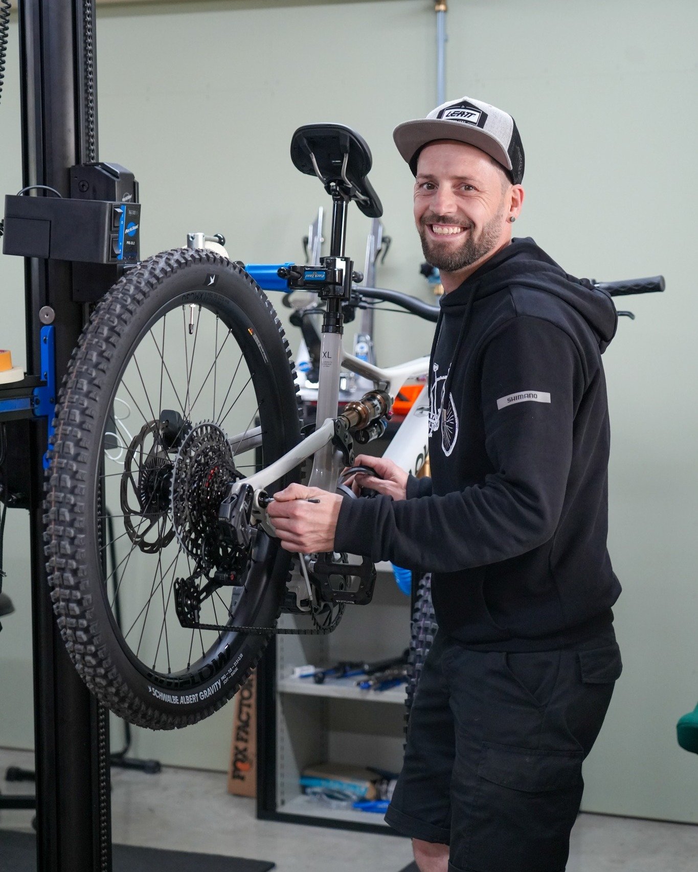 Meet the Team: Rene Gr&uuml;ter 👋🏽

Seit dem 1. Mai ist Rene Teil unseres Teams und sorgt als Werkstattleiter daf&uuml;r, dass bei uns nicht nur die Bikes, sondern auch die Werkstatt rundl&auml;uft. 🔧

Am Velofahren liebt er die Freiheit, die Natu