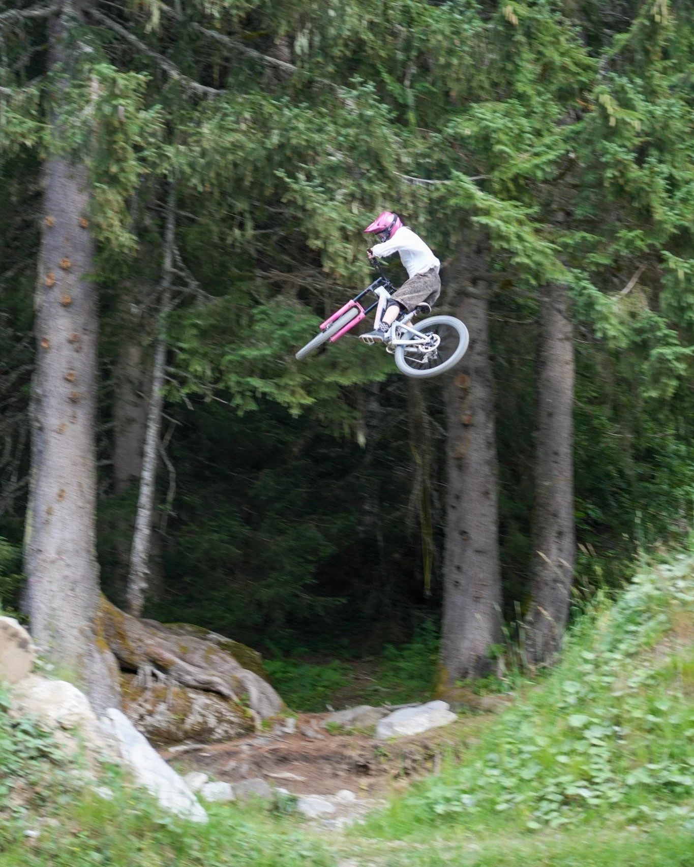 Pink Bike. Pink Helmet. Full Send. 💗🔥
Unsere Riderin @jananoemi in Ch&acirc;tel am Shredden!