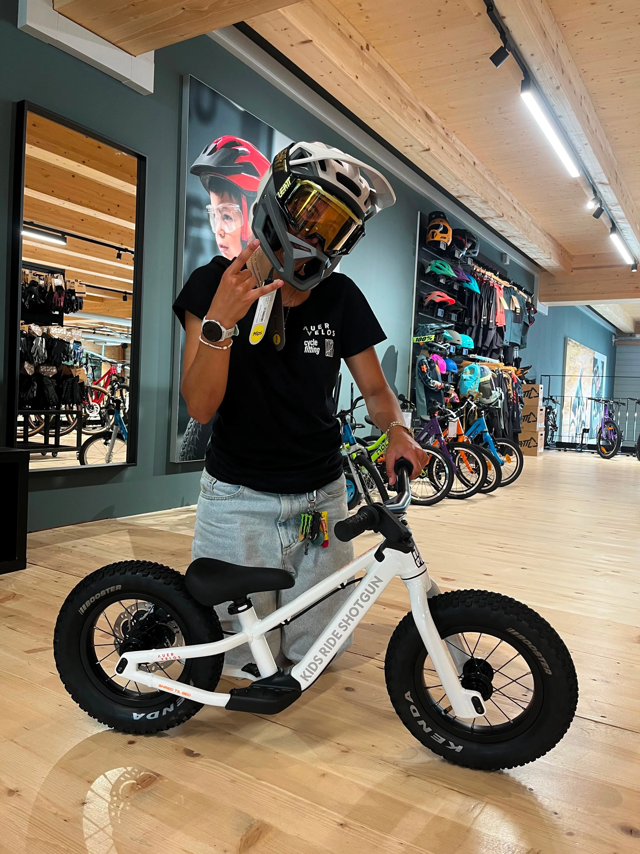 F&uuml;r die n&auml;chste Bike-Generation. 🤟🏽

Das Kids Ride Shotgun kommt mit breiten Kenda-Reifen, Scheibenbremsen und allem, was die kleinen Biker f&uuml;r ihre ersten Abenteuer brauchen.

Kompetente Beratung bei uns im Shop. ☺️