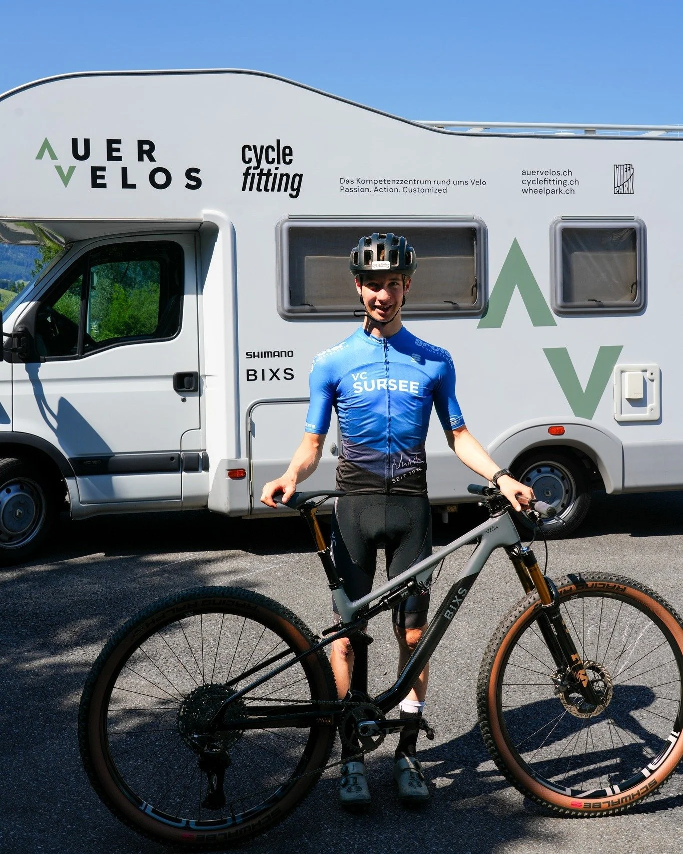 Road- und Cross-Country-Fahrer @julian._egli durfte bei uns nicht nur sein @ridebixs  Bike montieren... auch sein Wohnmobil hat ein ordentliches Upgrade bekommen. 👀

Exzellent verkleidet und beschriftet, ist es bereit f&uuml;r die n&auml;chsten Renn