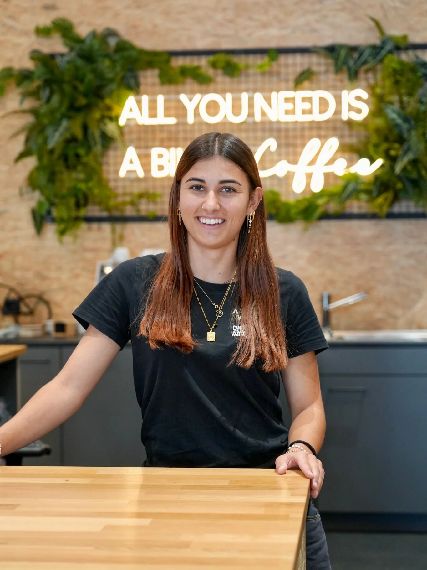 Meet the Team: Anoushka J&auml;rmann ✌🏼

Seit dem 1. Mai geh&ouml;rt Anoushka zum Auer Velos Team und sorgt in der Beratung daf&uuml;r, dass nicht irgendein Bike, sondern das richtige Bike gefunden wird.

F&uuml;r sie ist eine Beratung dann gelungen