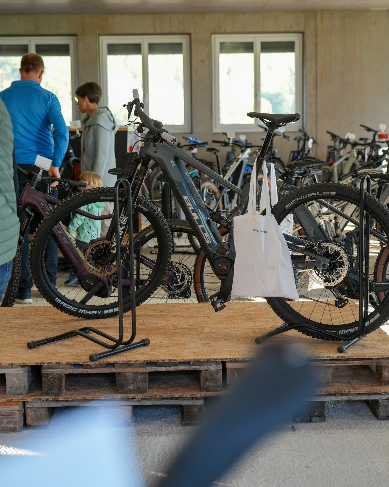 Die Bikes gingen weg wie heisse Weggli! 🔥

Danke f&uuml;r euren Besuch am BULLS-Ausverkauf in Stans. Eure Begeisterung zeigt: Bikes sind nach wie vor gefragt. Auch wenn der Herbst da ist, ist die Bikesaison noch lange nicht vorbei. 💪

Also ab aufs 