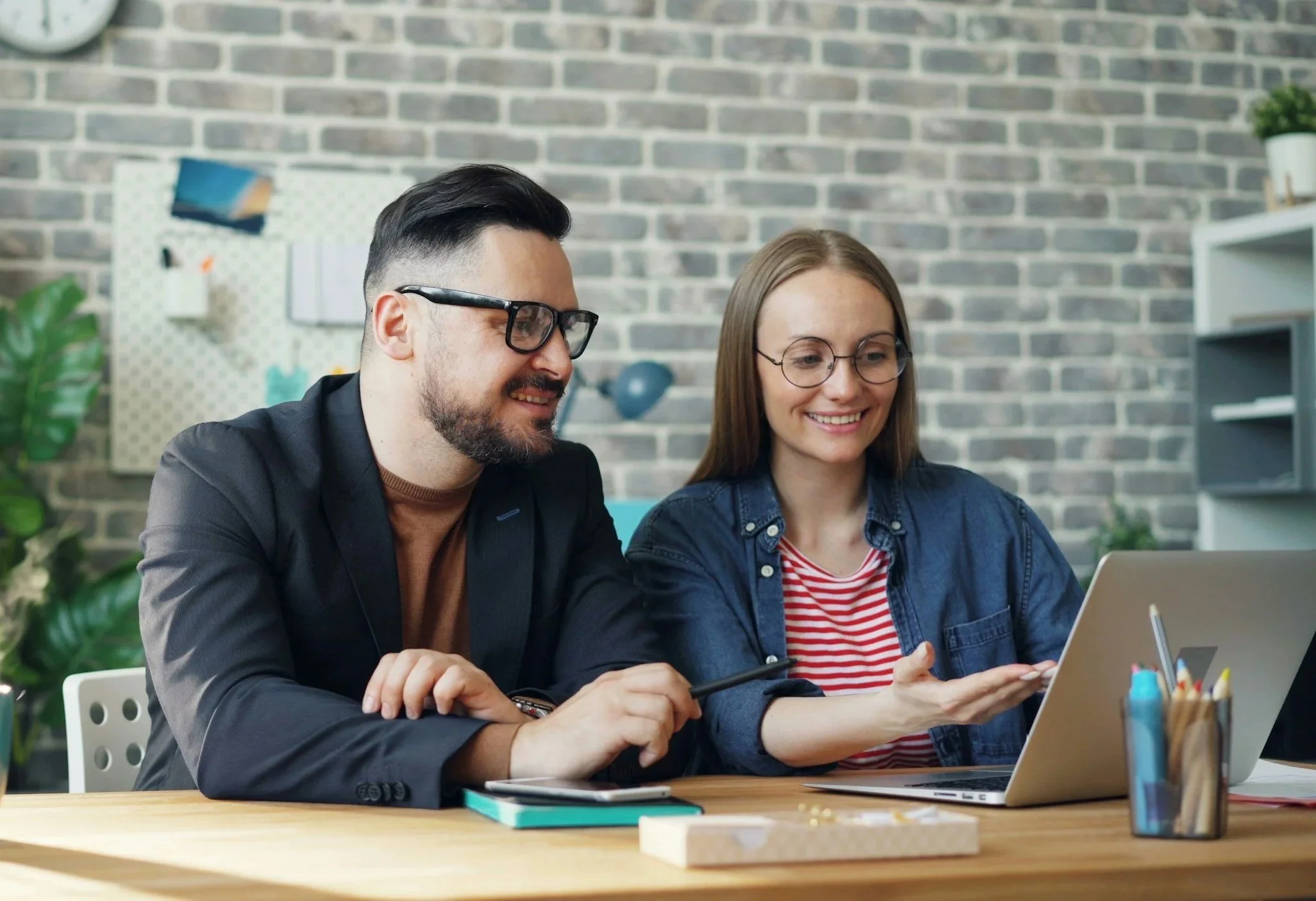 A couple engaging in online couples therapy in Maryland.