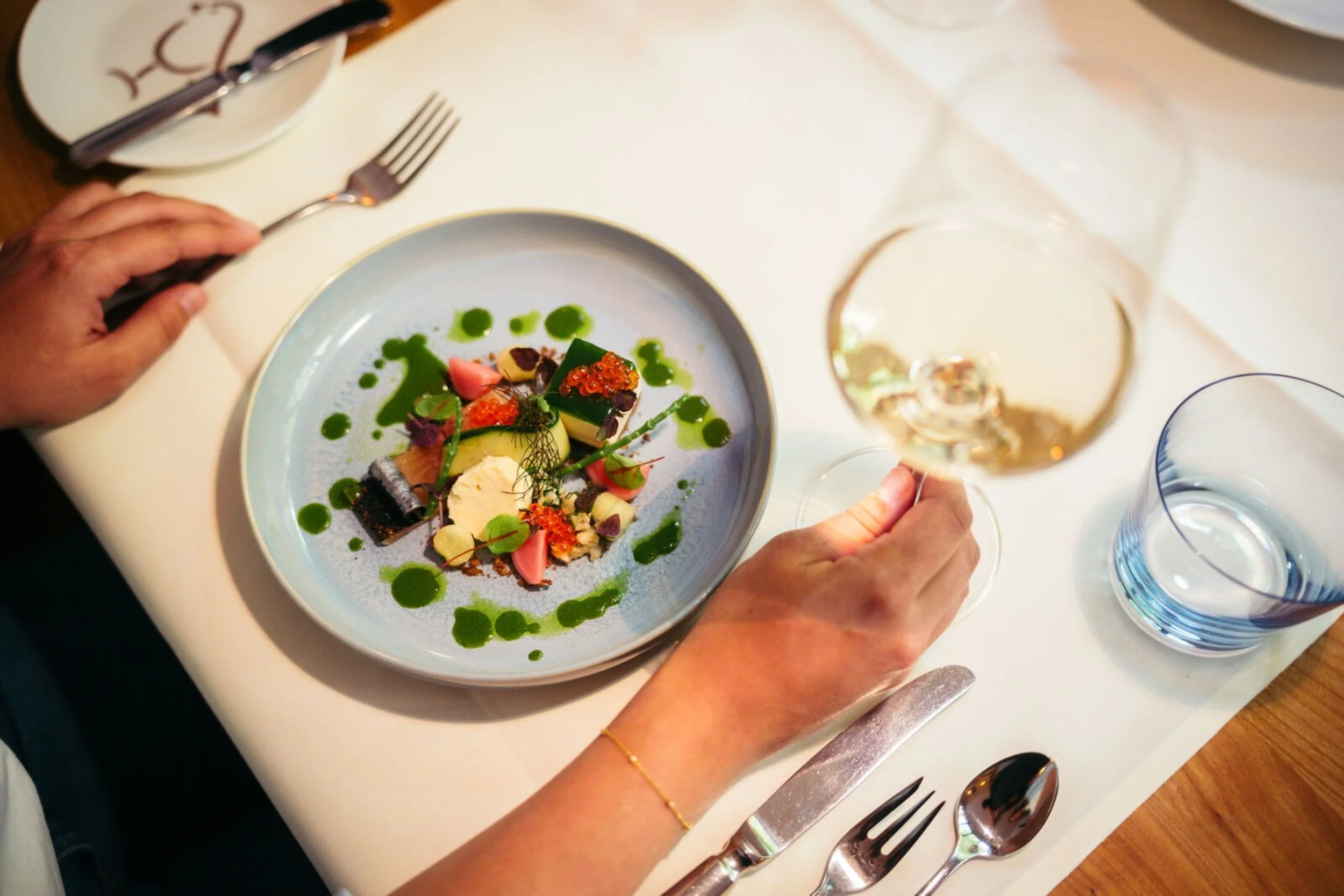 tischservice-restaurant-5-copyright-anrichten-speisen-erik-koch-copyright-weinland-nahe---daniel-keil-medium-1.jpg
