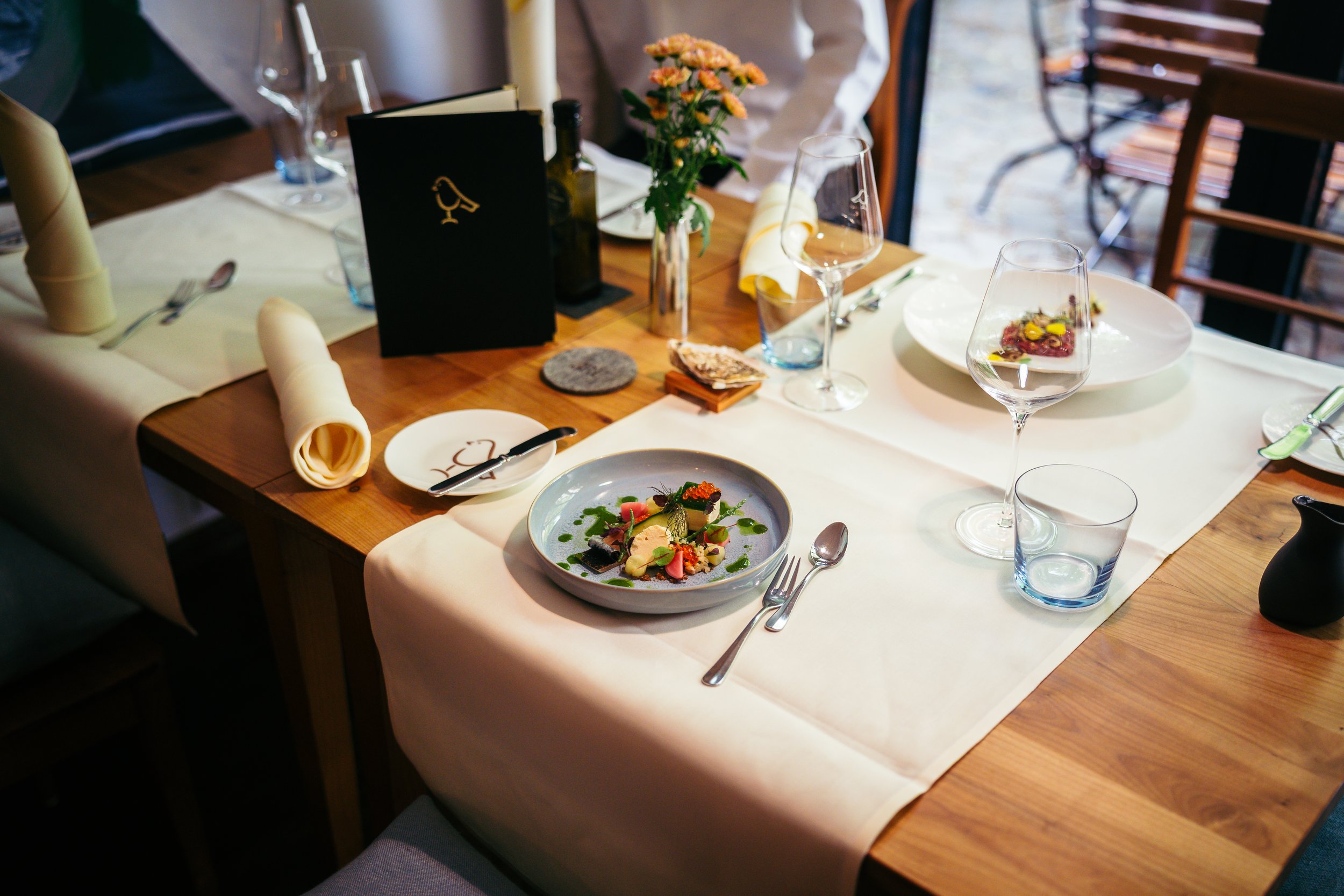 Tischservice_Restaurant-1_copyright-Anrichten_Speisen_Erik-Koch_copyright Weinland Nahe - Daniel Keil.jpg