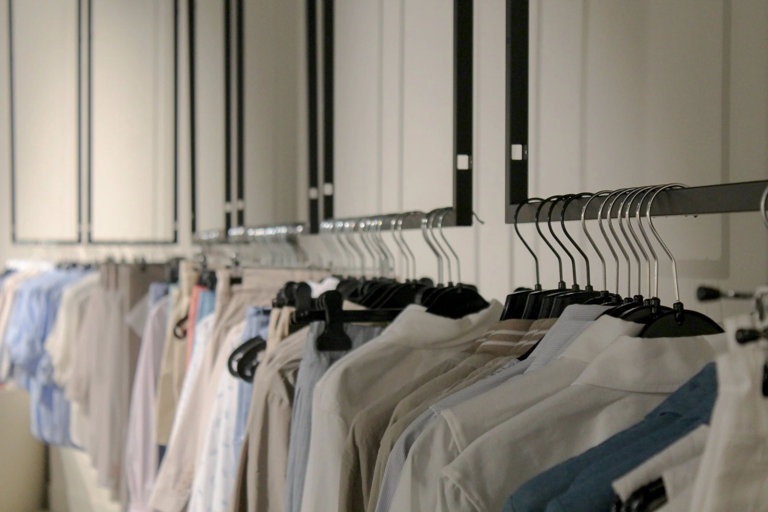 Kleding hangt aan een stang.