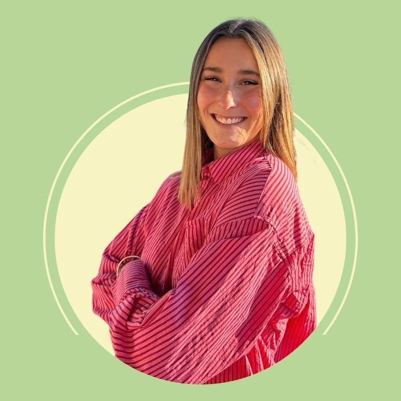 Jeune femme souriante portant une chemise rayée rouge, cheveux blonds, fond vert avec un cercle coloré autour d'elle.