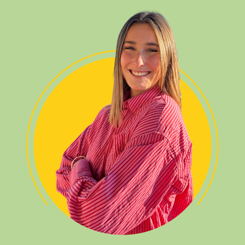 Jeune femme souriante portant une chemise à rayures roses, avec un fond coloré vert et jaune