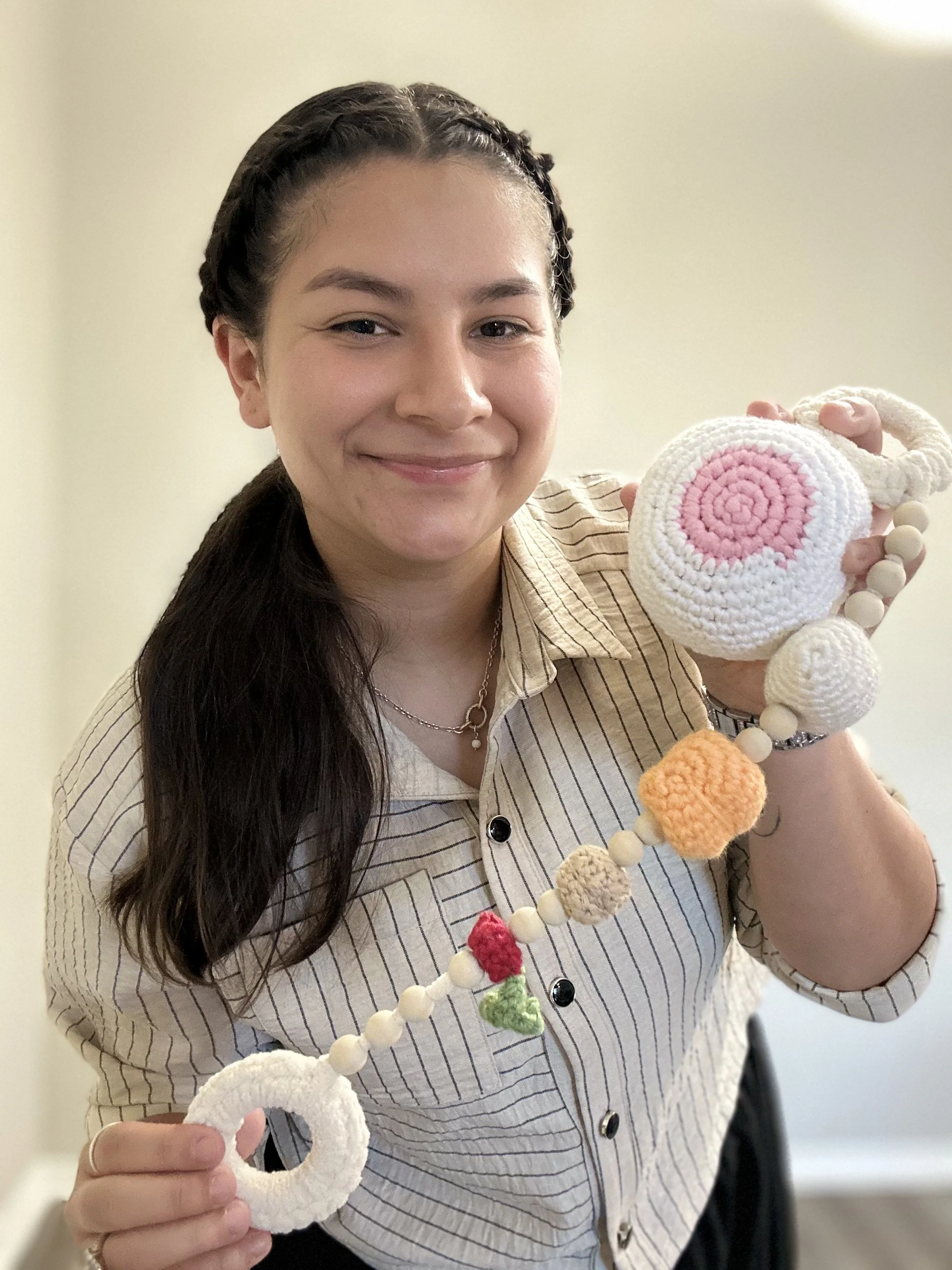 Krissa the Doula holding breastfeeding and newborn stomach size models while providing prenatal and postpartum education as a birth and postpartum doula in Central Texas