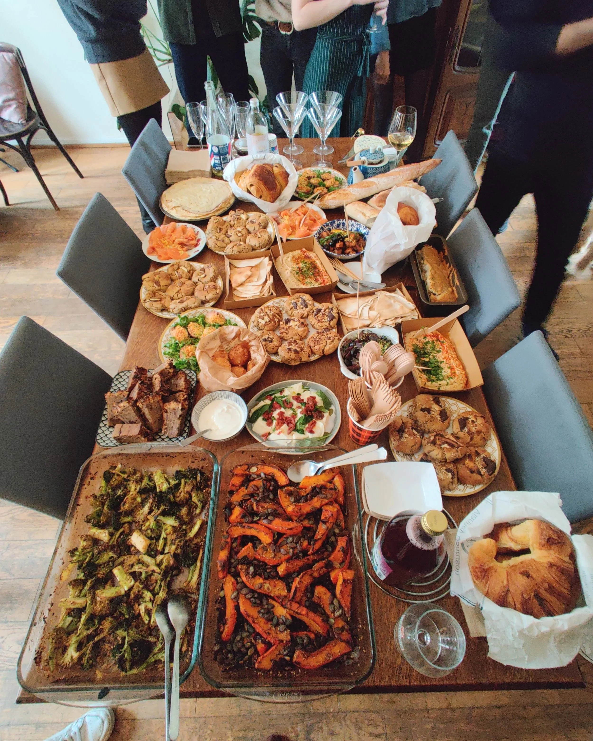 Grand buffet événementiel avec plats maison, salades et desserts par Albè Traiteur à Lille
