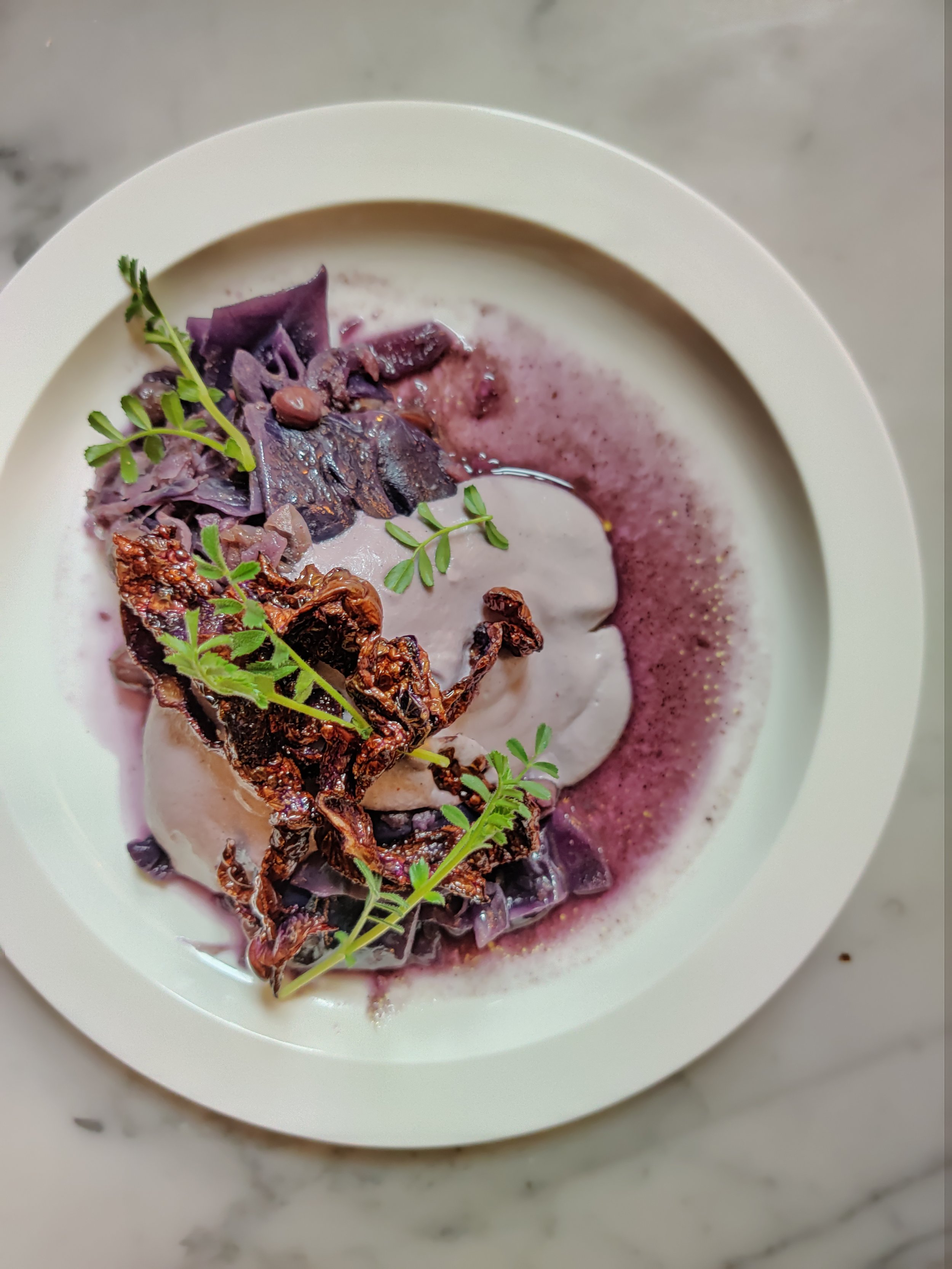 Assiette végétarienne au chou rouge et oignons caramélisés, cuisine événementielle par Albè Traiteur à Lille
