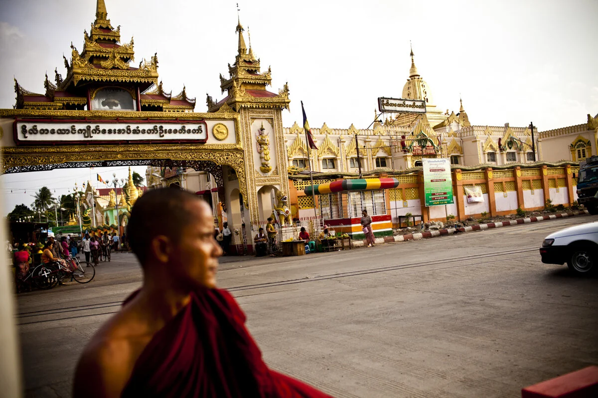 Ein buddhistischer Moench vor der Botataung Pagode