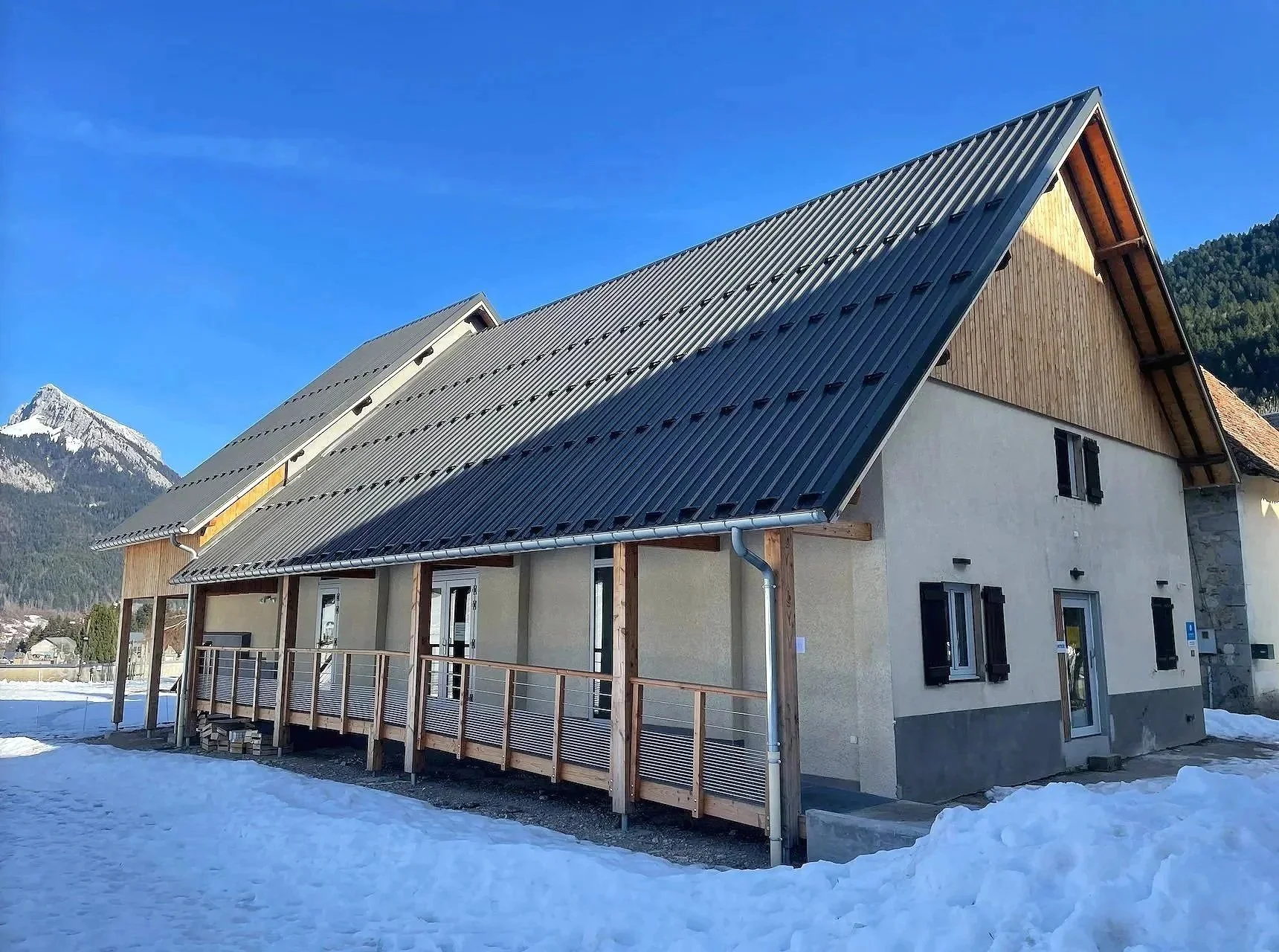 SAINT HUGUES DE CHARTREUSE 38380
Ce bâtiment accueille historiquement le foyer de ski de fond de Saint Hugues en chartreuse depuis les années 60. Son vieillissement et l'absence régulière de neige ces dernières années ont orienté la communne de Saint