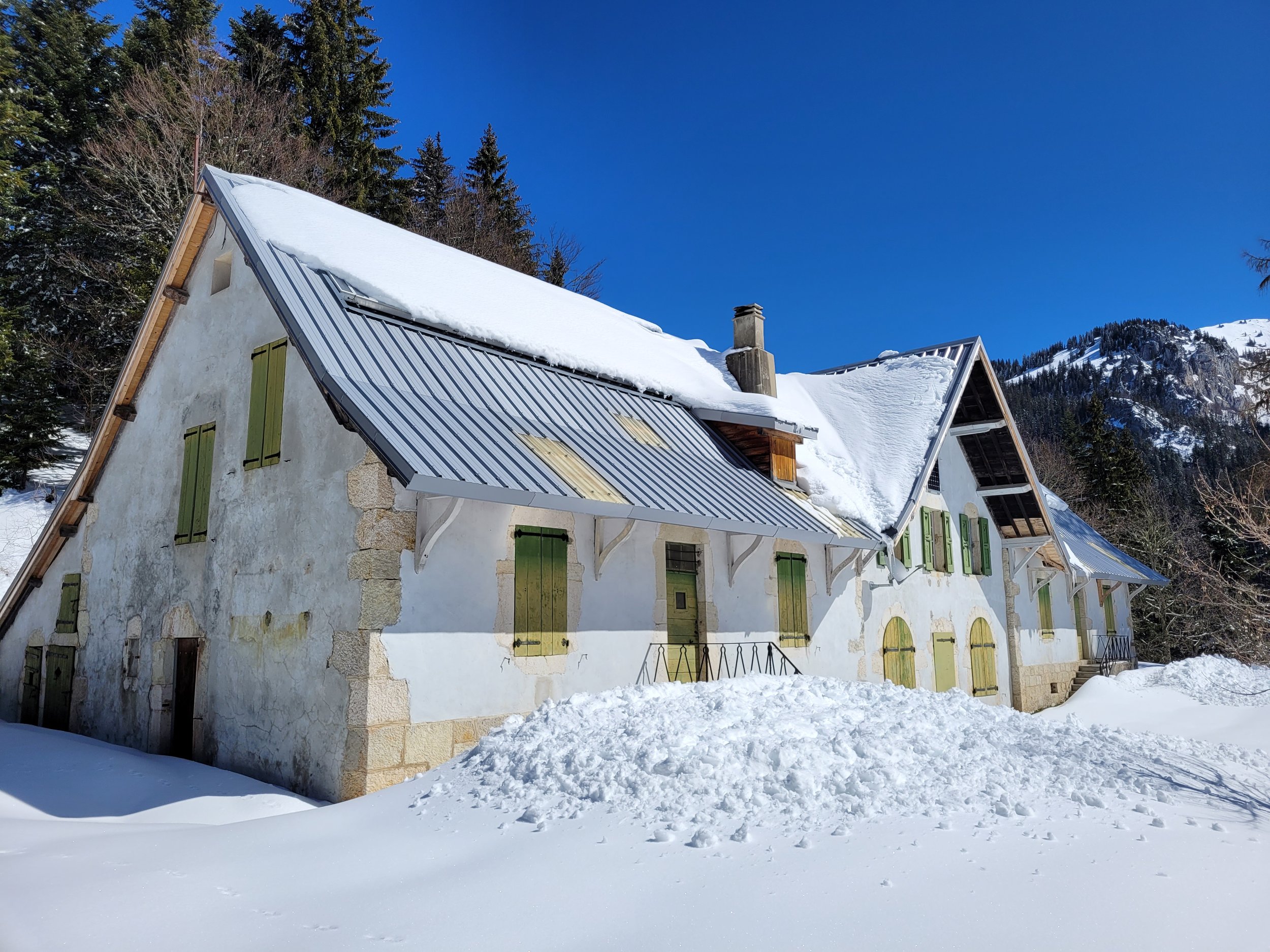 Le Gîte du Col de la Charmette est bien plus qu'un simple refuge de montagne. Il s'agit d'un lieu de retraite rénové avec passion, où le confort moderne rencontre le charme rustique. Avec une attention minutieuse aux détails, chaque recoin de ce gîte
