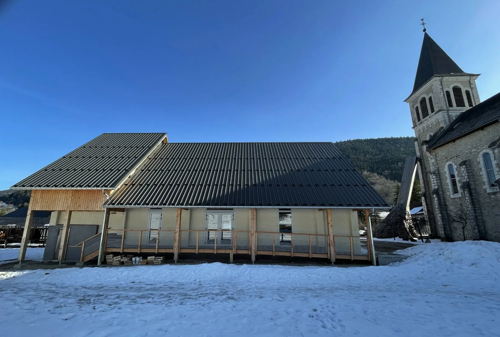 Ce bâtiment accueille historiquement le foyer de ski de fond de Saint Hugues en chartreuse depuis les années 60. Son vieillissement et l'absence régulière de neige ces dernières années ont orienté la communne de Saint Pierre de Chartreuse vers une ré