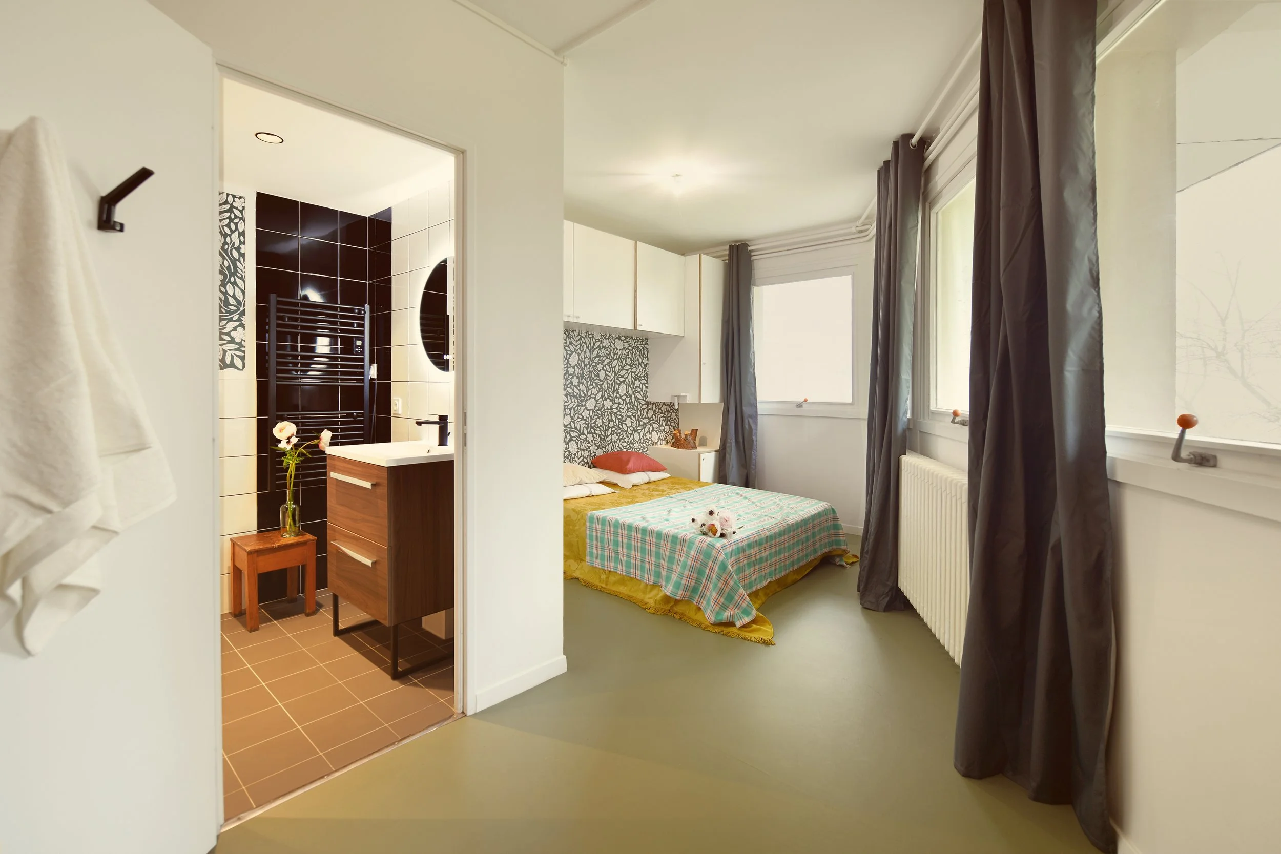 Dans le cadre d’une démarche patrimoniale et sociale, la ville de Montreuil engage la restructuration du Chalet A, l’un des trois édifices construits en 1968 sur la commune du Collet d’Allevard à l’occasion des Jeux Olympiques de Grenoble. Ces chalet