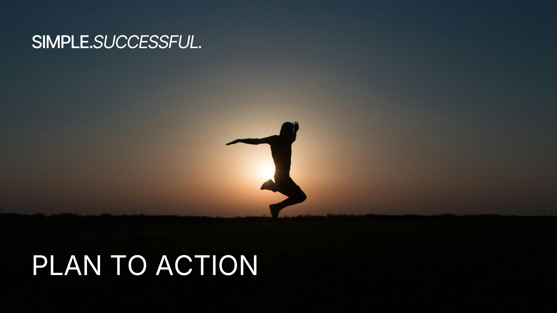 Eine Silhouette einer Person springt vor einem Sonnenuntergang in einer offenen Landschaft, mit den Worten 'SIMPLE.SUCCESSFUL.' oben links und 'PLAN TO ACTION' unten links.