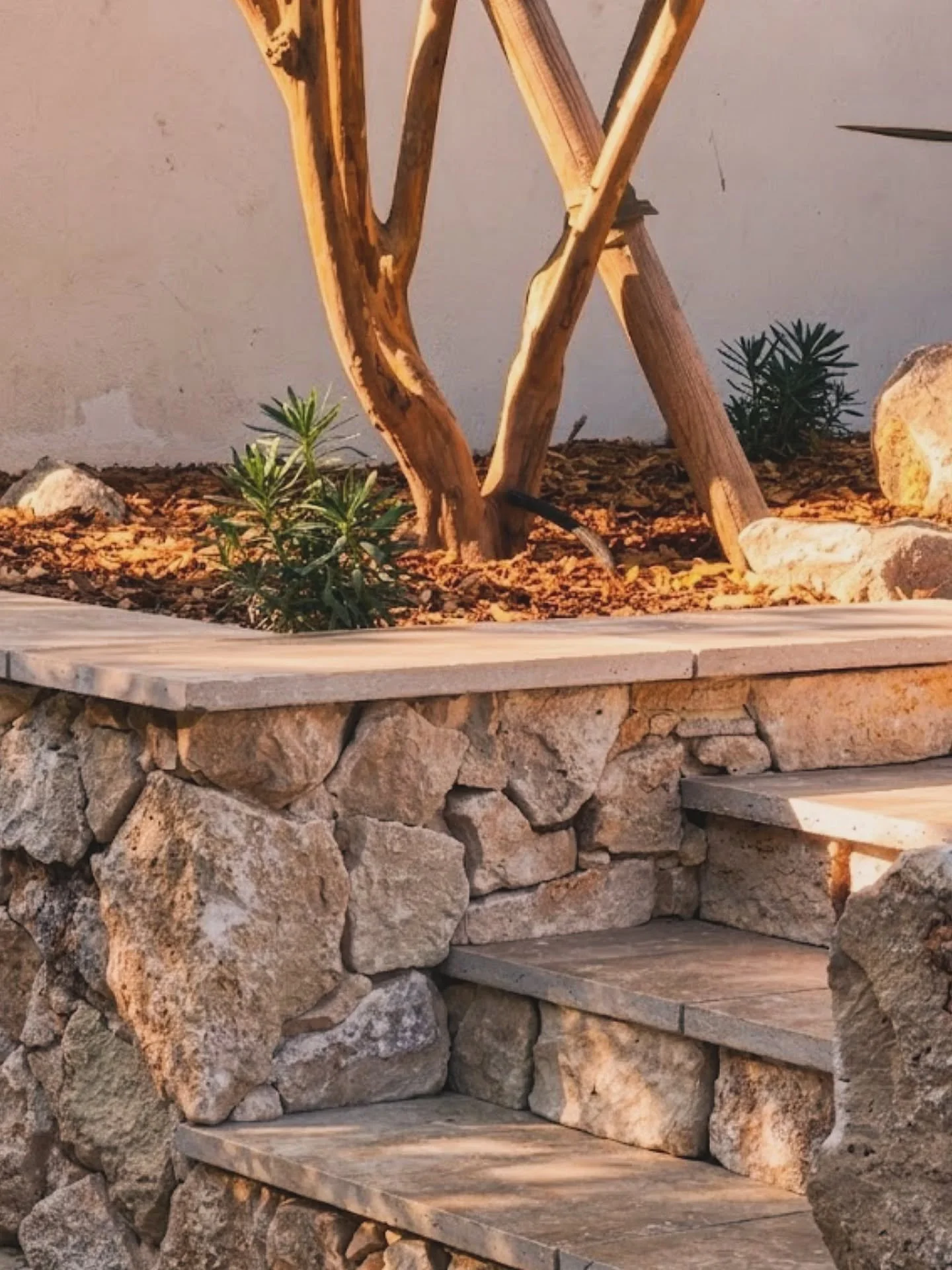 M I N E R A L 

Terrasse circulaire r&eacute;alis&eacute;e en opus de travertin.
Muret habill&eacute; d&rsquo;un parement en pierre naturelle.
Escalier fa&ccedil;onn&eacute; en margelles travertin.
Cheminement en pas japonais quartzite, scell&eacute;