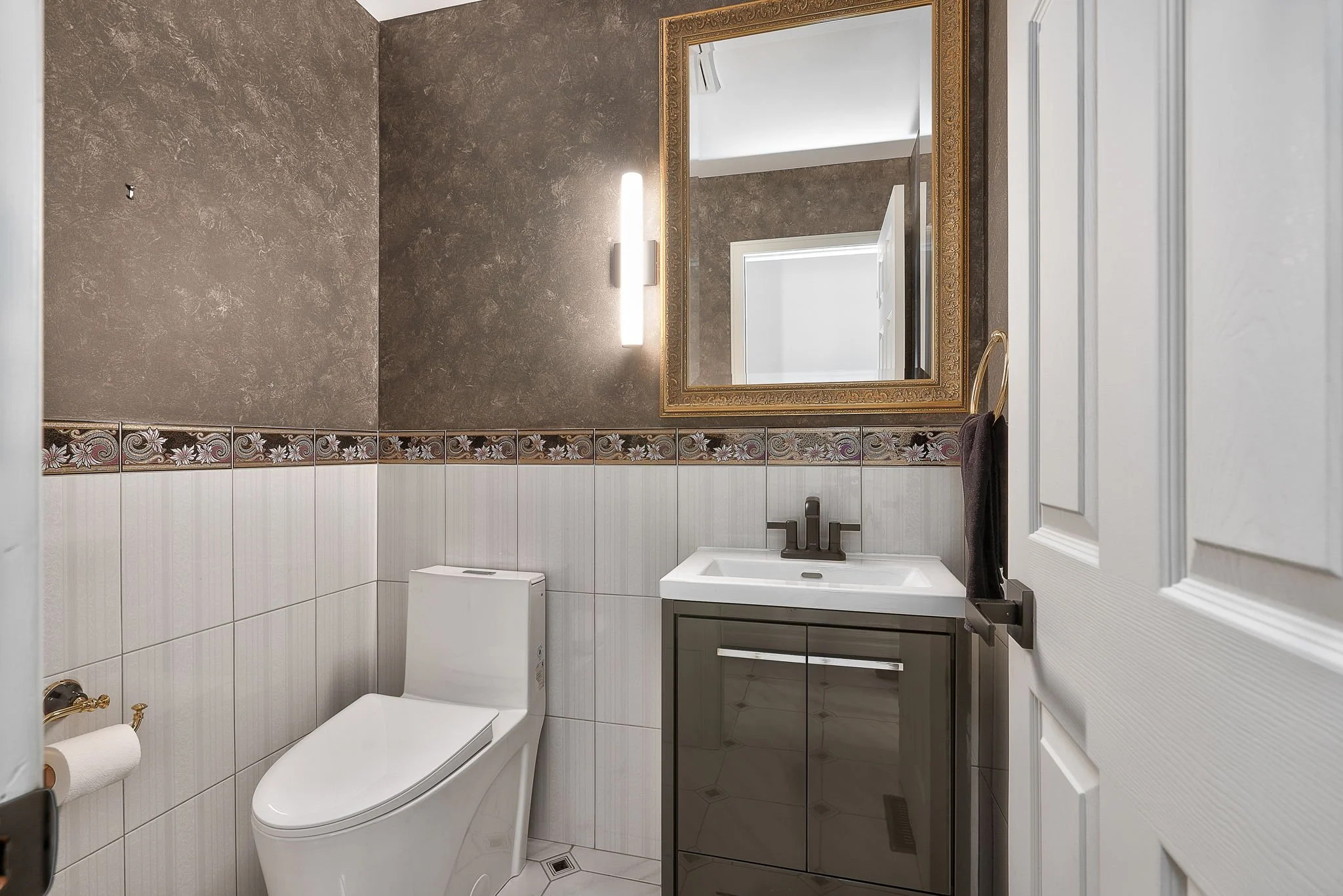 2581 Cynara Road - Powder Room 1.jpg