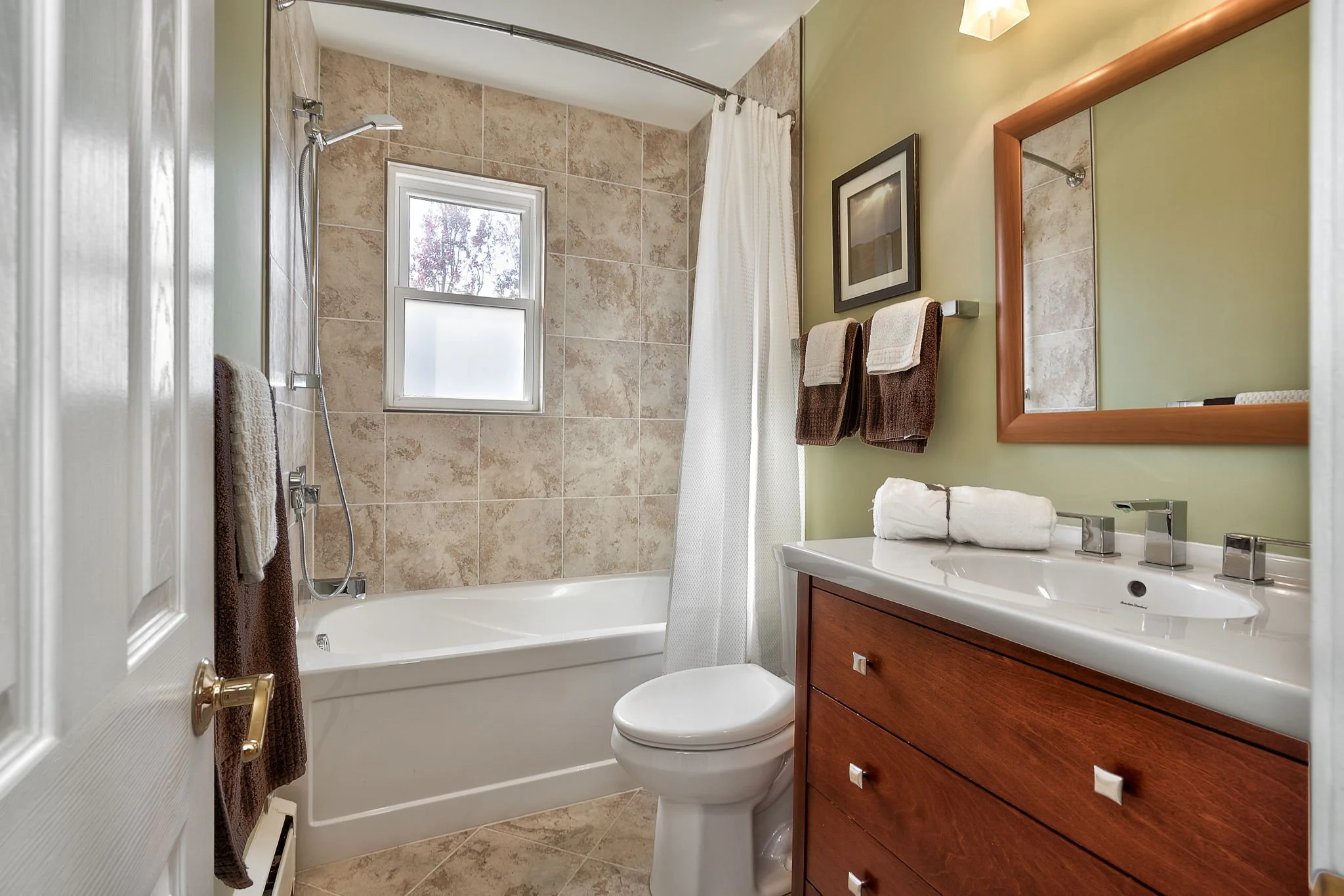 Main Bathroom.jpg