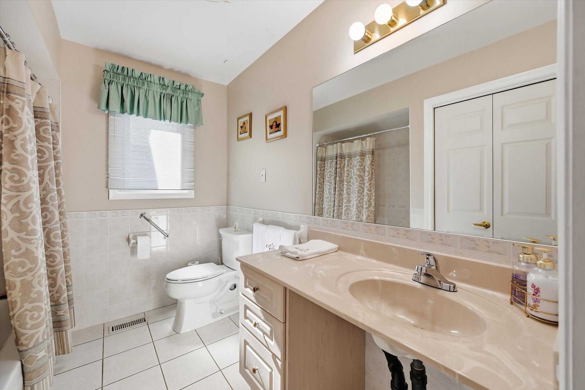 22-305 Queen Mary Dr-022.jpg