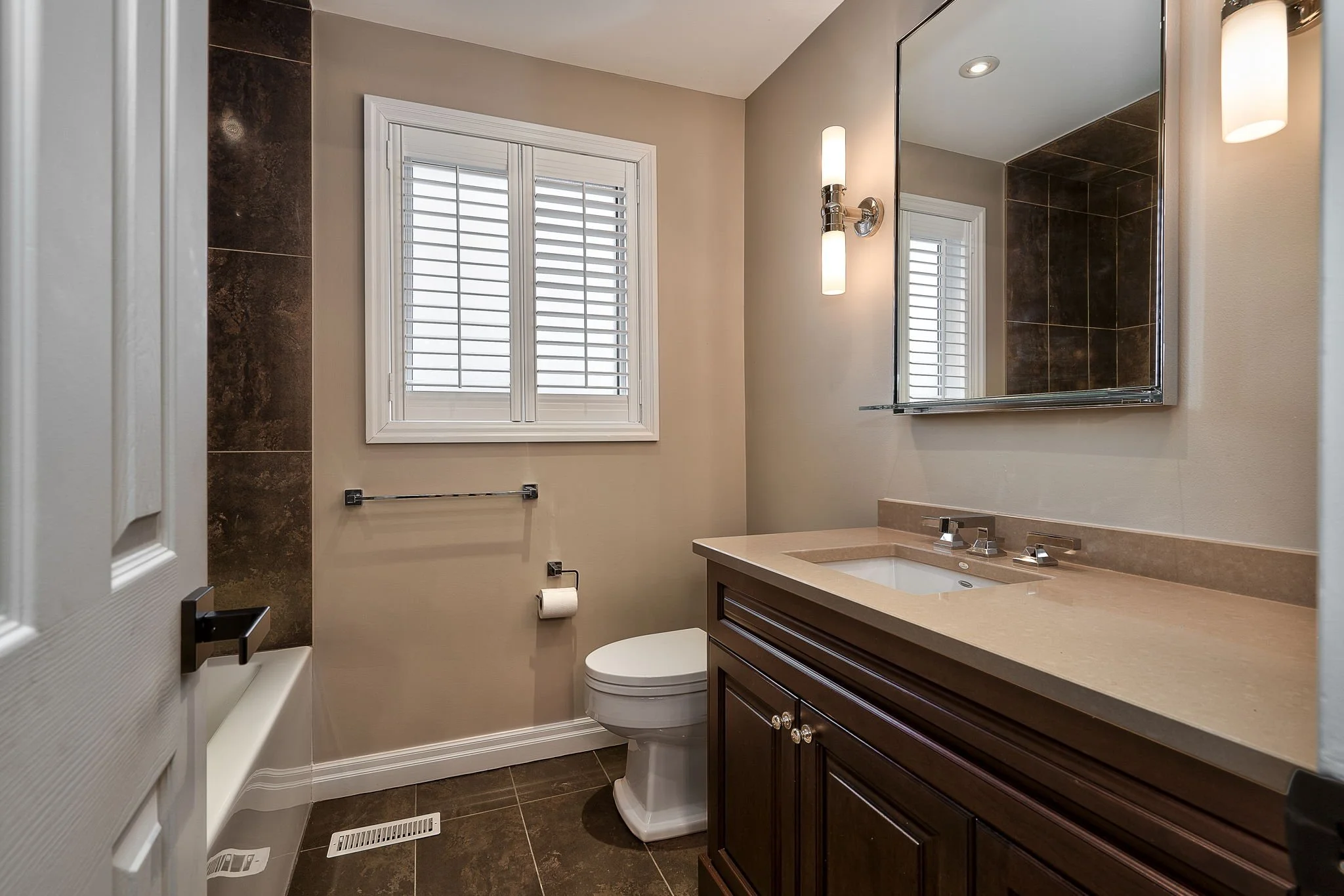 2581 Cynara Road - Main Bathroom 1.jpg