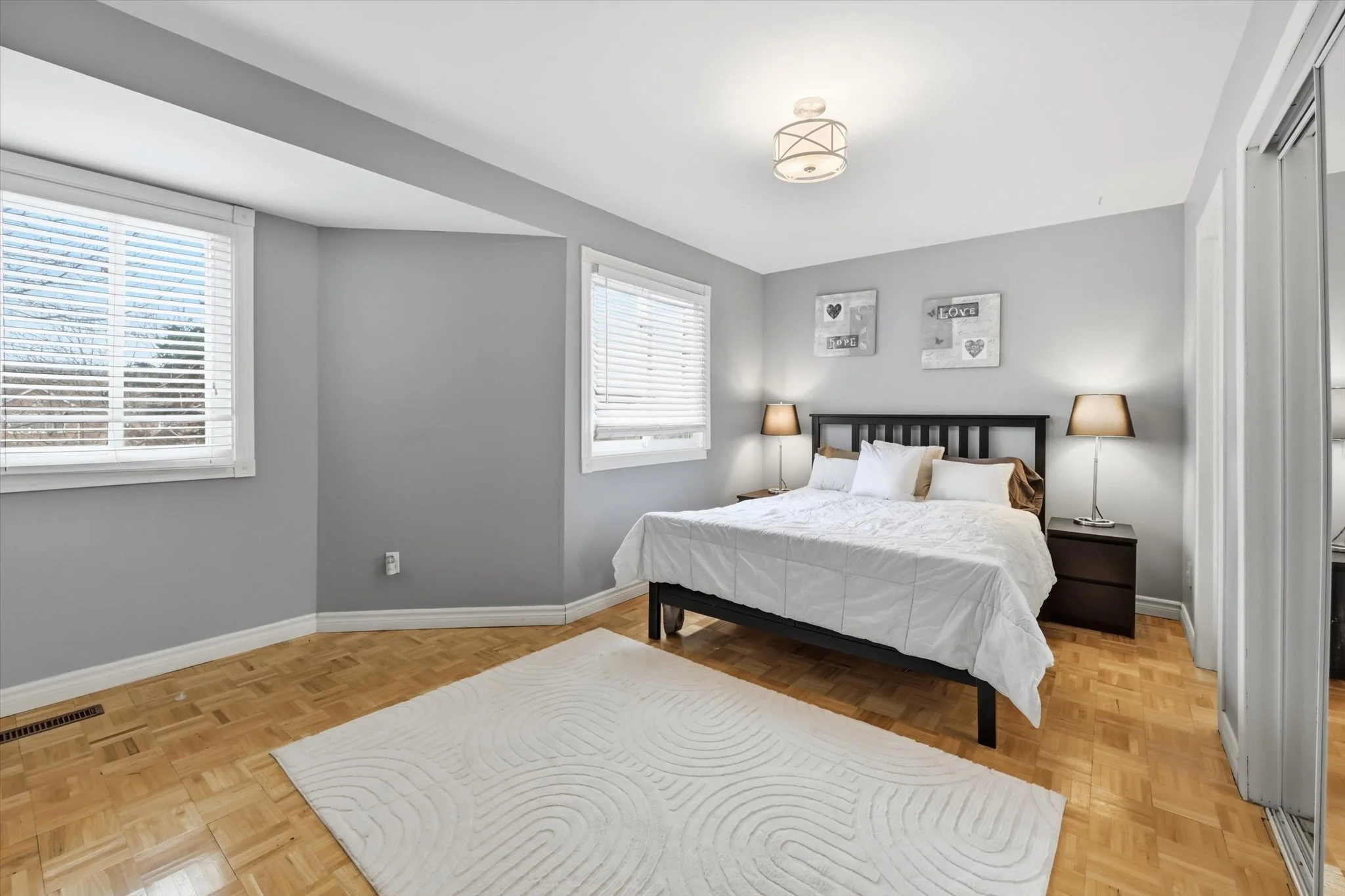 22-26 Moss Blvd 51-022.jpg