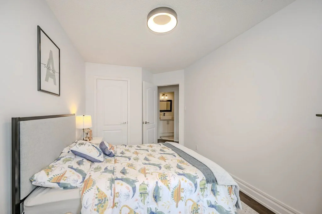 2095 Glenhampton Road - Bedroom 3 - 2.jpg