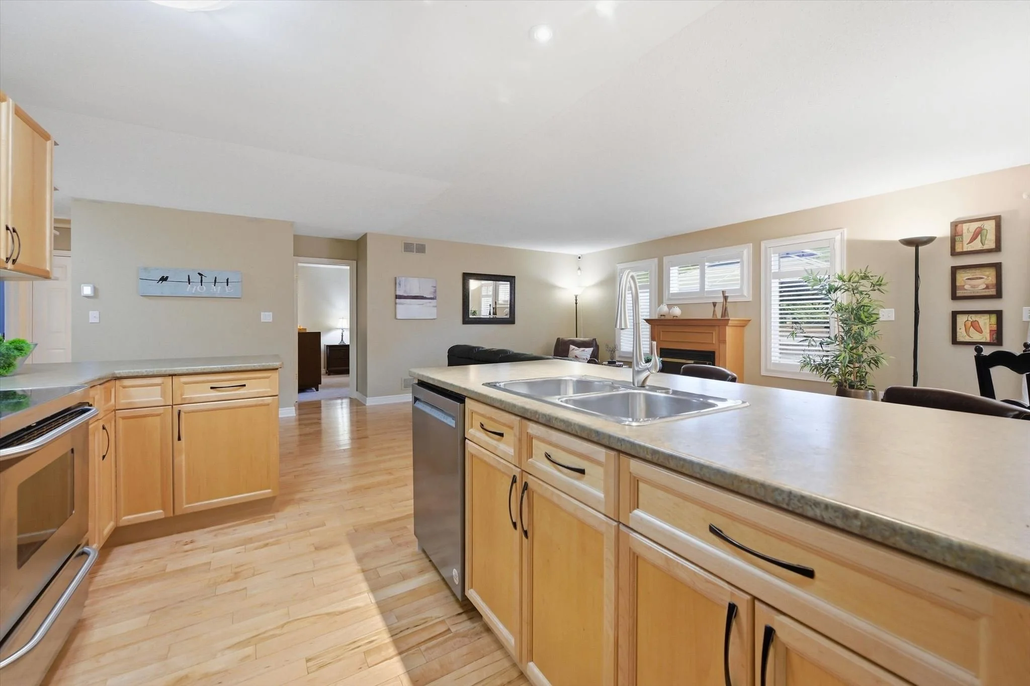 10-44 Thorold Ave-010.jpg