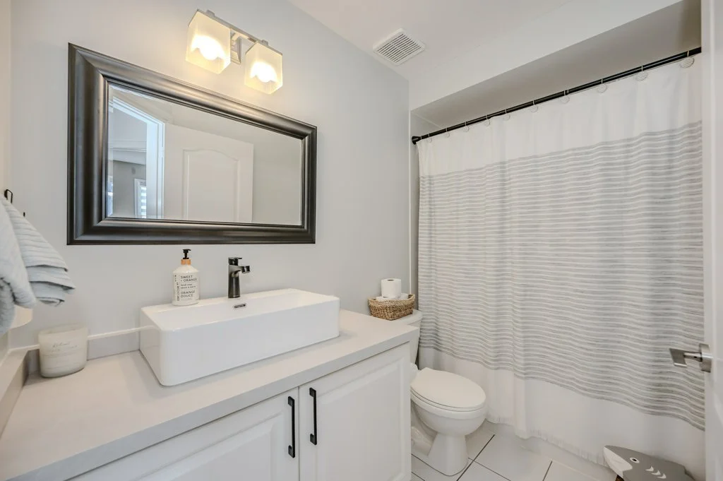 2095 Glenhampton Road - Main Bathroom 1.jpg