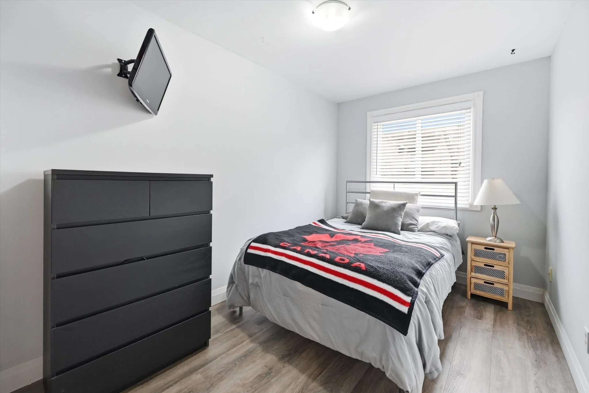 27-26 Moss Blvd 51-027.jpg