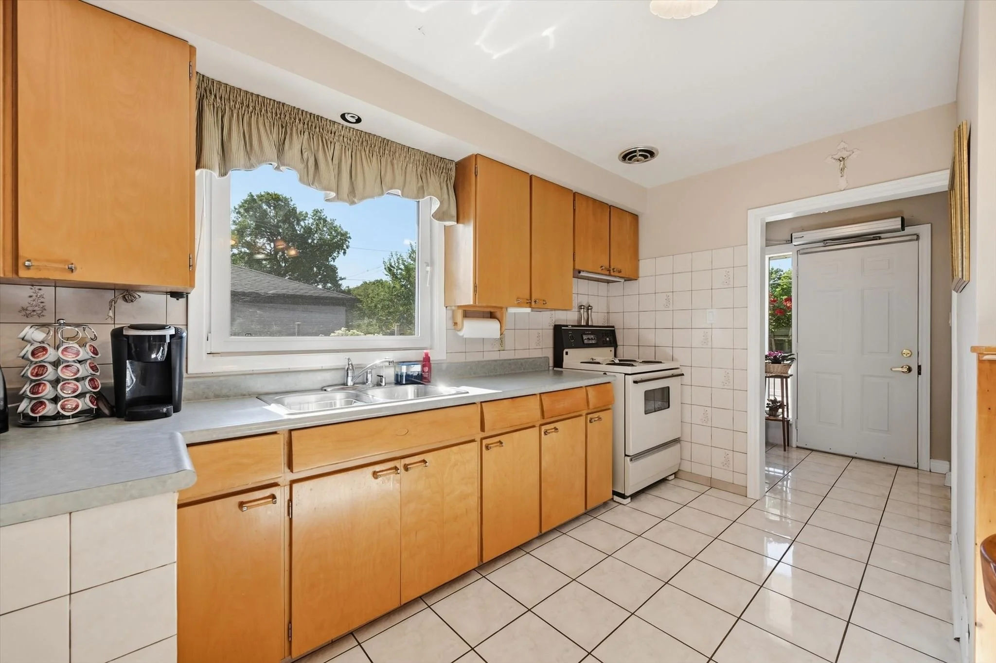 17-305 Queen Mary Dr-017.jpg