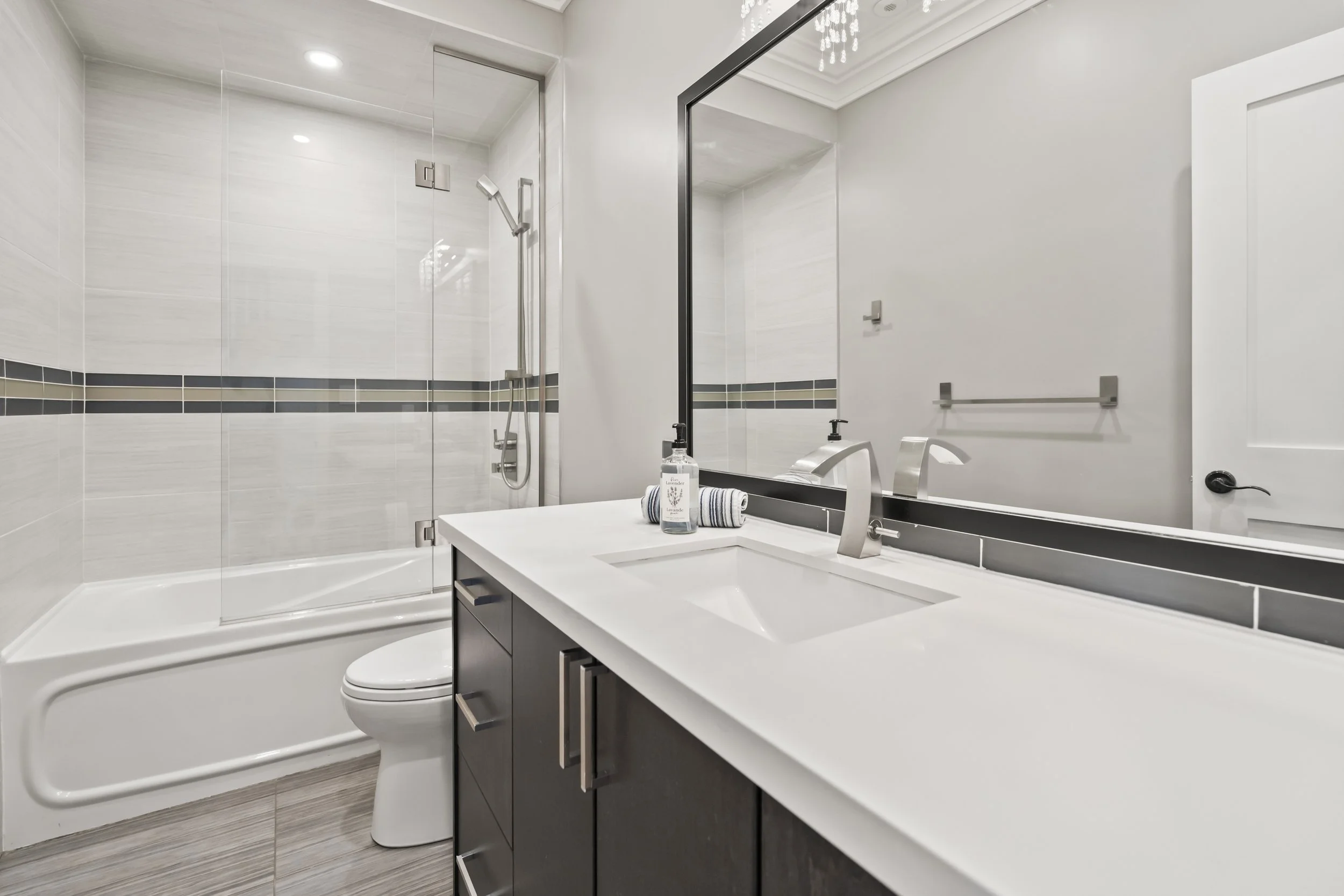 Main Bathroom 1.jpg