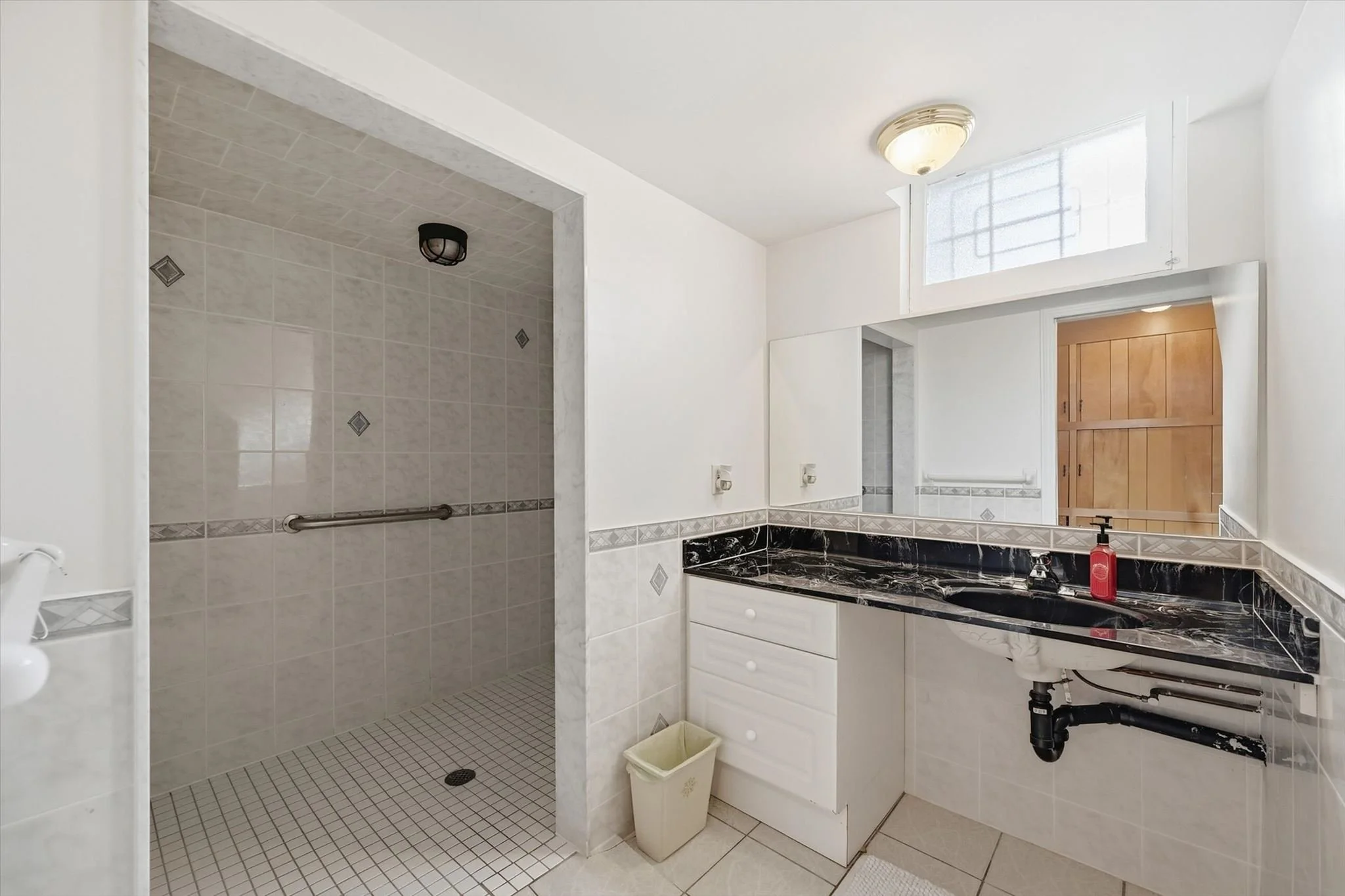 38-305 Queen Mary Dr-038.jpg