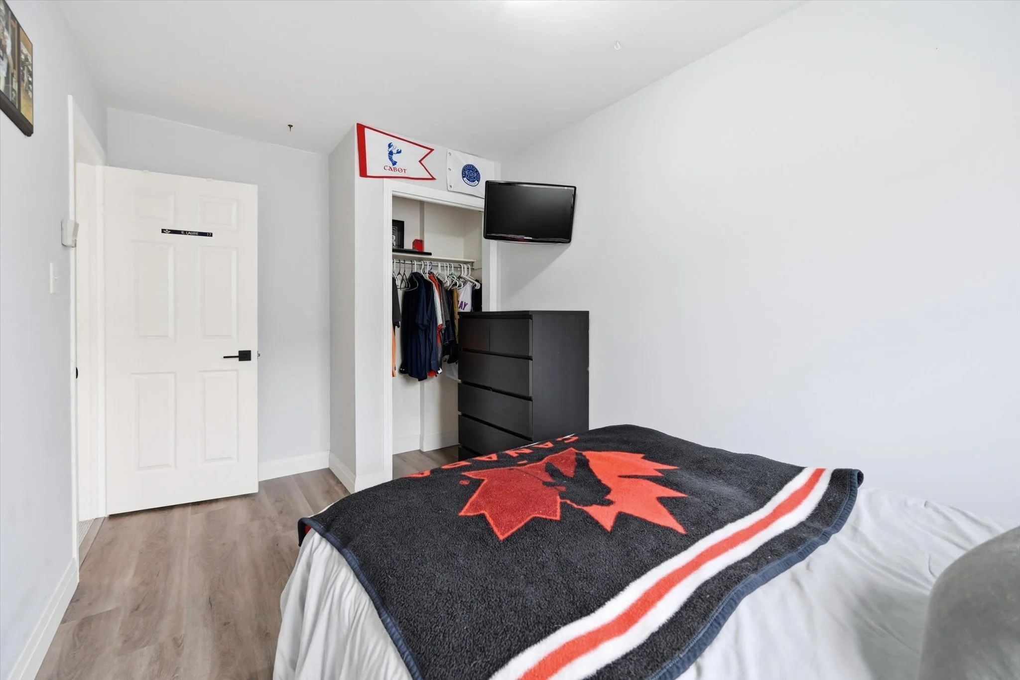 28-26 Moss Blvd 51-028.jpg