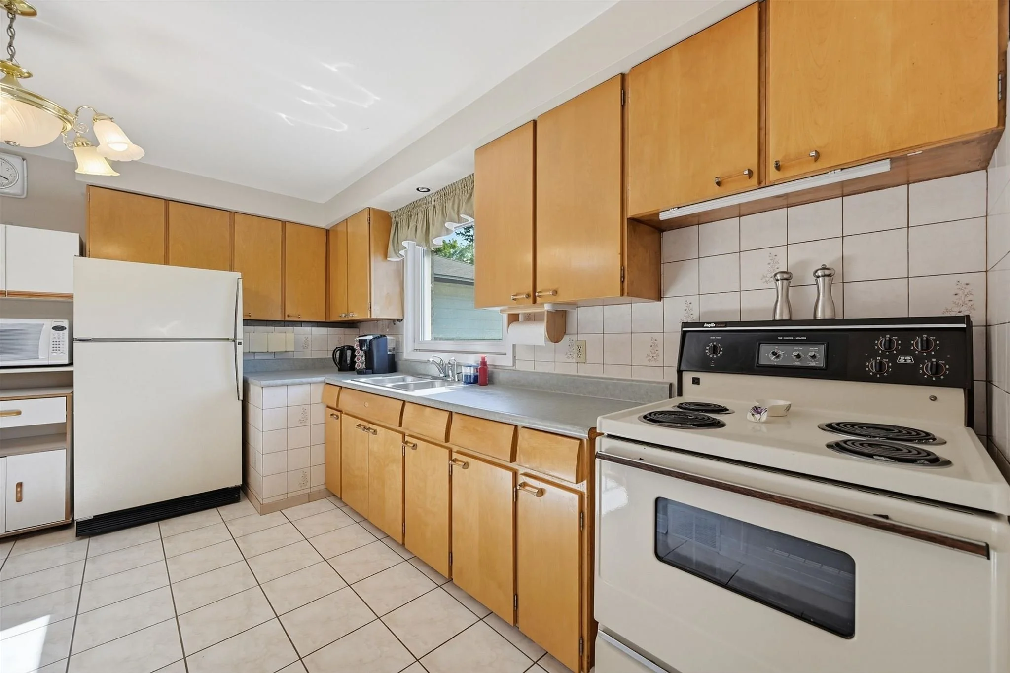16-305 Queen Mary Dr-016.jpg