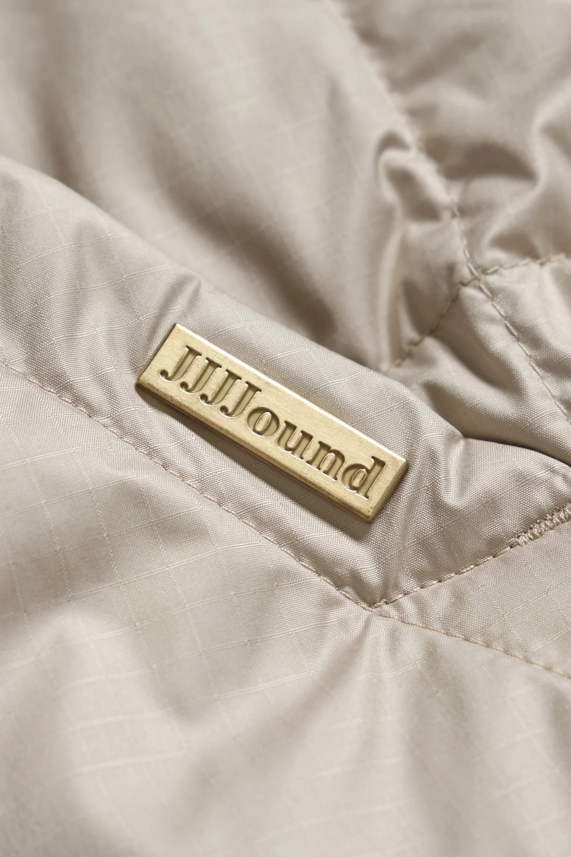 JJJJ_EB_BEIGE_VEST_DETAIL_04_173fde6a-f0d4-4ac5-aadc-55eccb89d1db.jpg