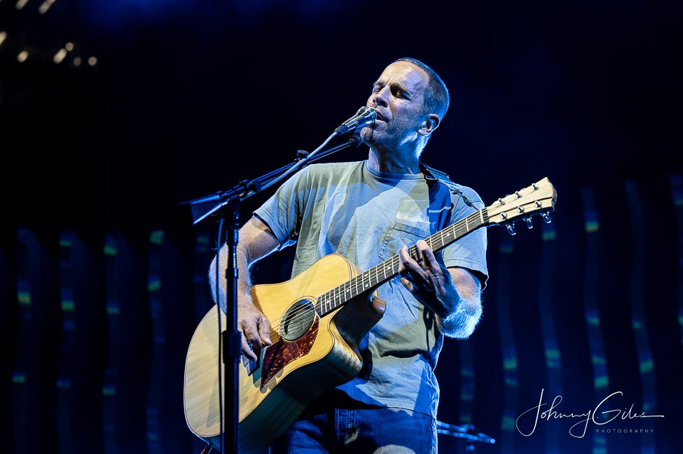 Jack Johnson&nbsp;Create a Laid-Back, Groove-Focused Night on the Riverfront