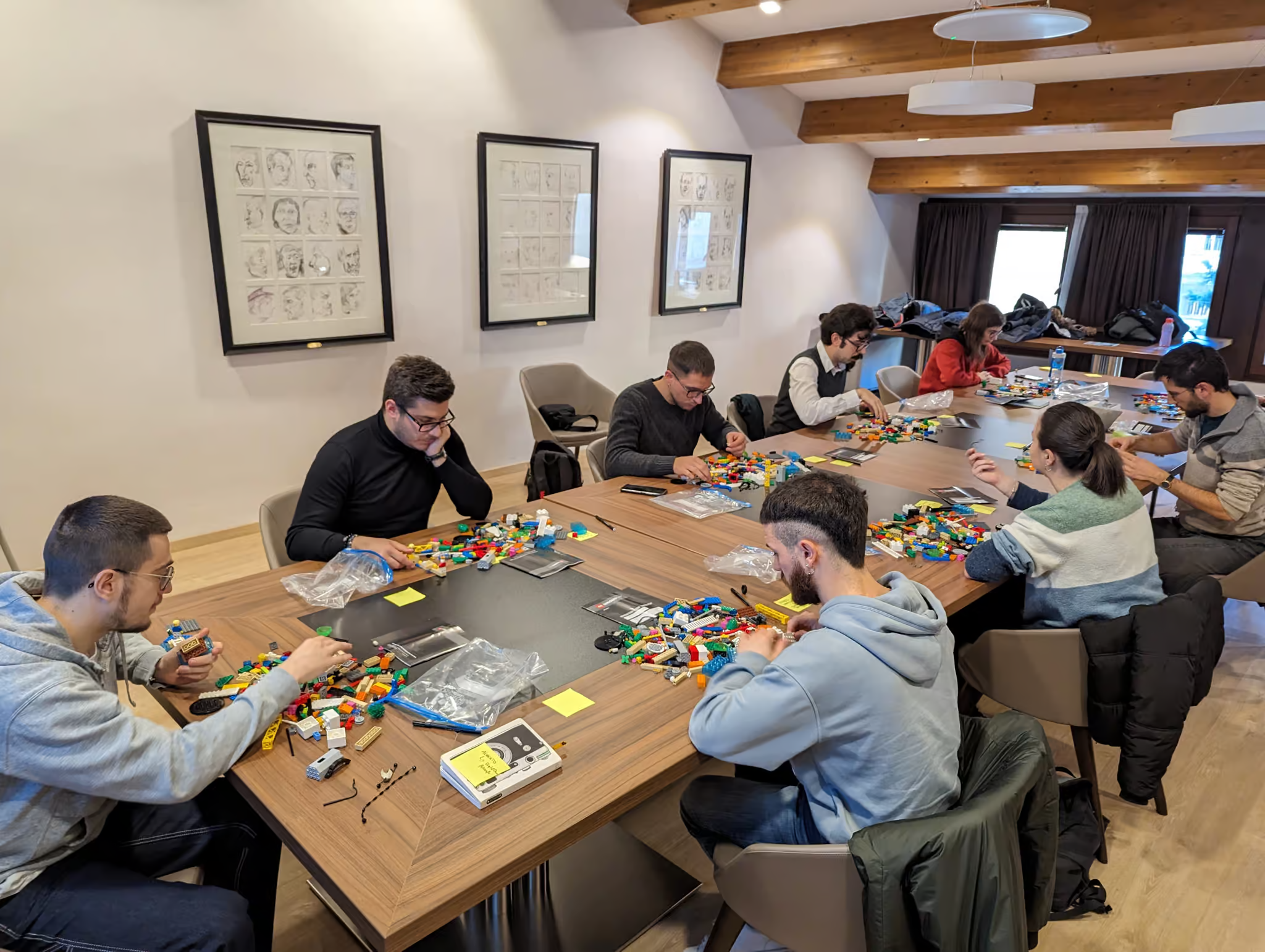 Gianmarco Pallaoro con i vincitori del bando CALLHUB seduti attorno a un grande tavolo, durante una sessione di Lego Serious Play.