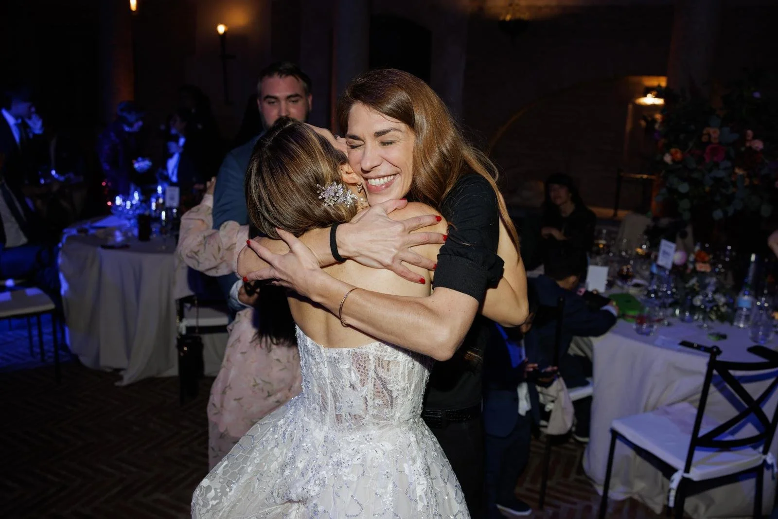 Daniela Da Pozzo abrazando a una novia durante la celebración de su boda.