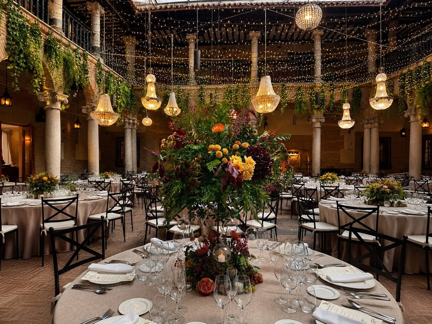 Montaje para boda con iluminación ambiental, decoración floral y mesas preparadas para la celebración.